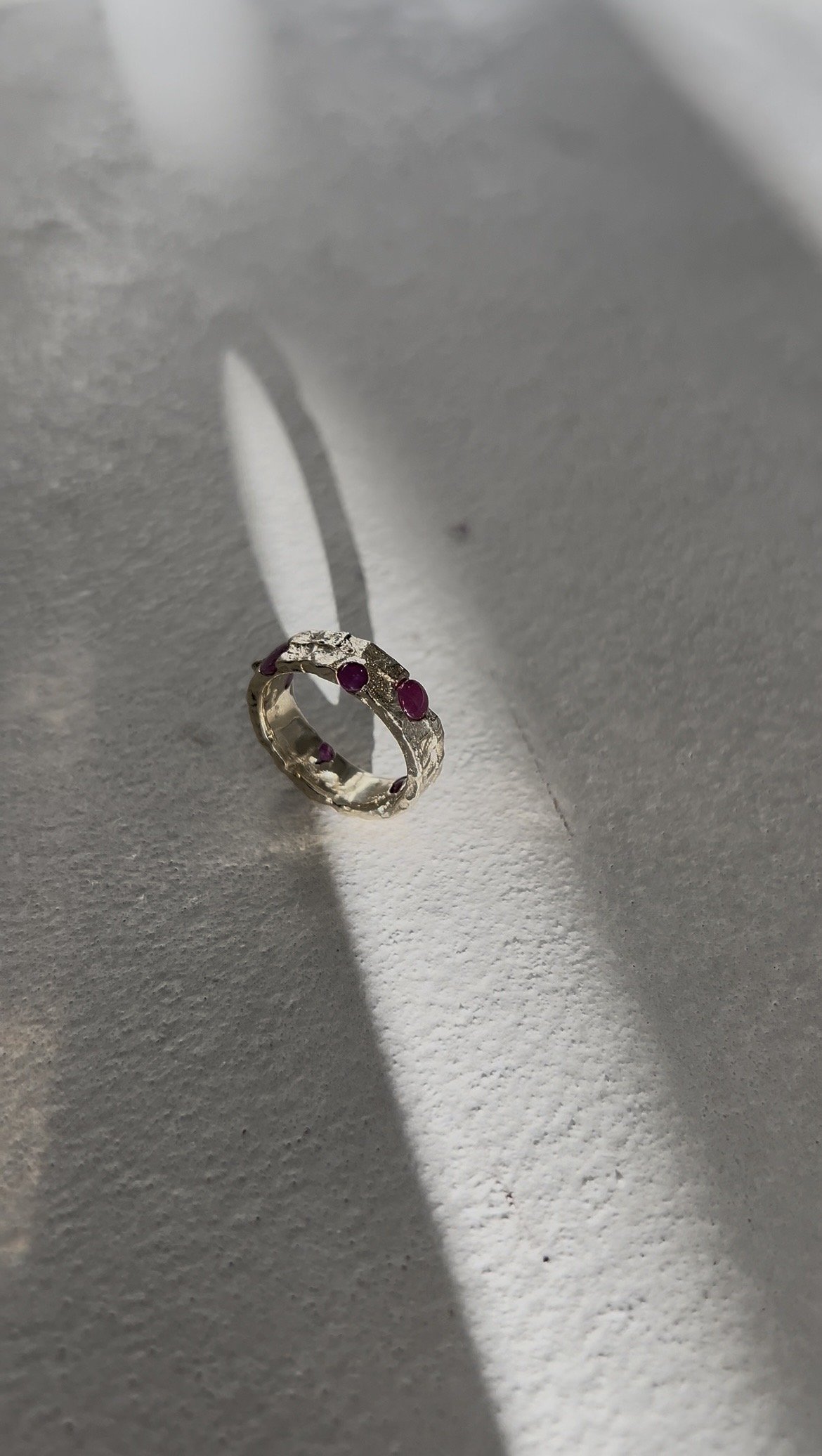 Ring aus Altgold, Rubine