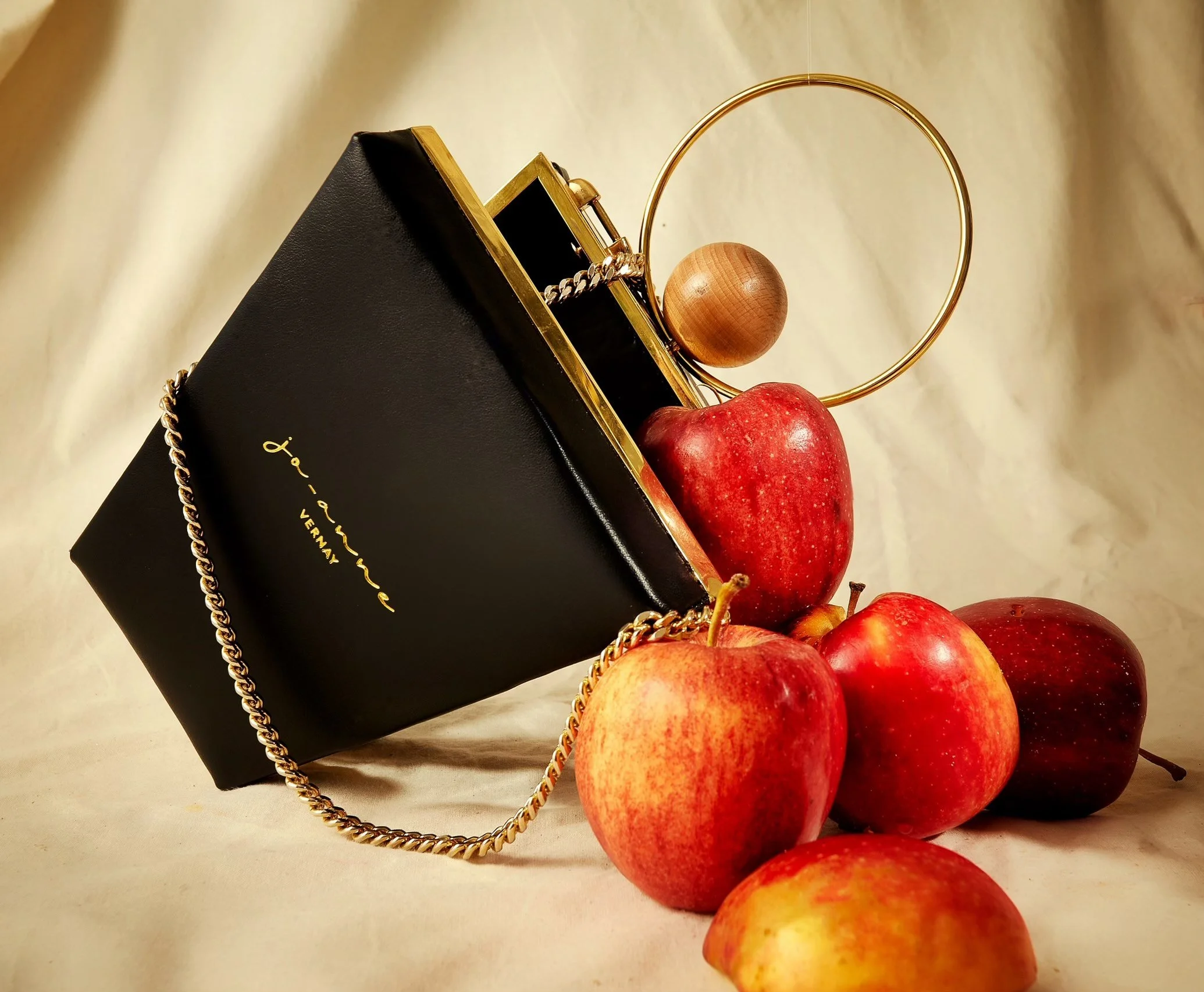 THE AVY BAG BLACK WITH APPLES JO-ANNE VERNAY (1).jpg