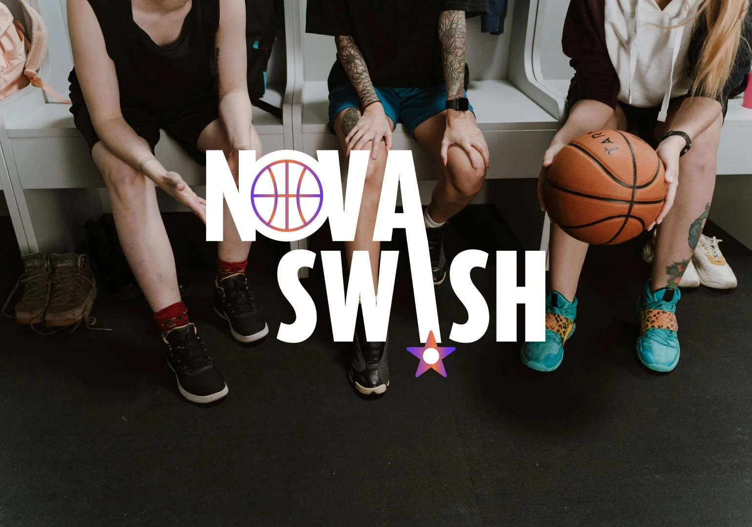 Trois personnes assises sur des bancs avec des vêtements de sport, une tenant un ballon de basketball, dans un vestiaire. Le texte 'NOVA SWISH' est superposé à l'image avec un logo de basketball dans le 'O' et une étoile à la base du texte.