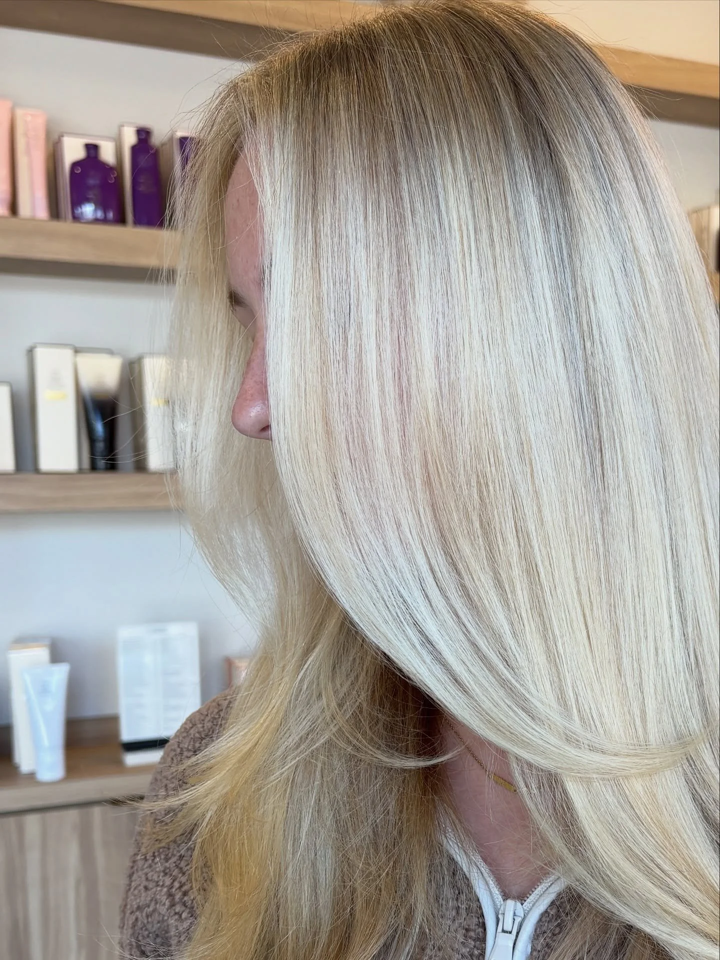 All I want for Christmas is&hellip; another blonde refresh. 🎀🎄

Color By: @beautyby_jul