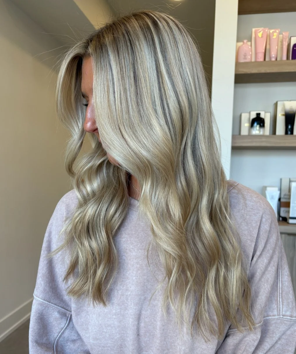 Another blonde moment 👸🏼⁠
⁠
Color by @beautyby_jul