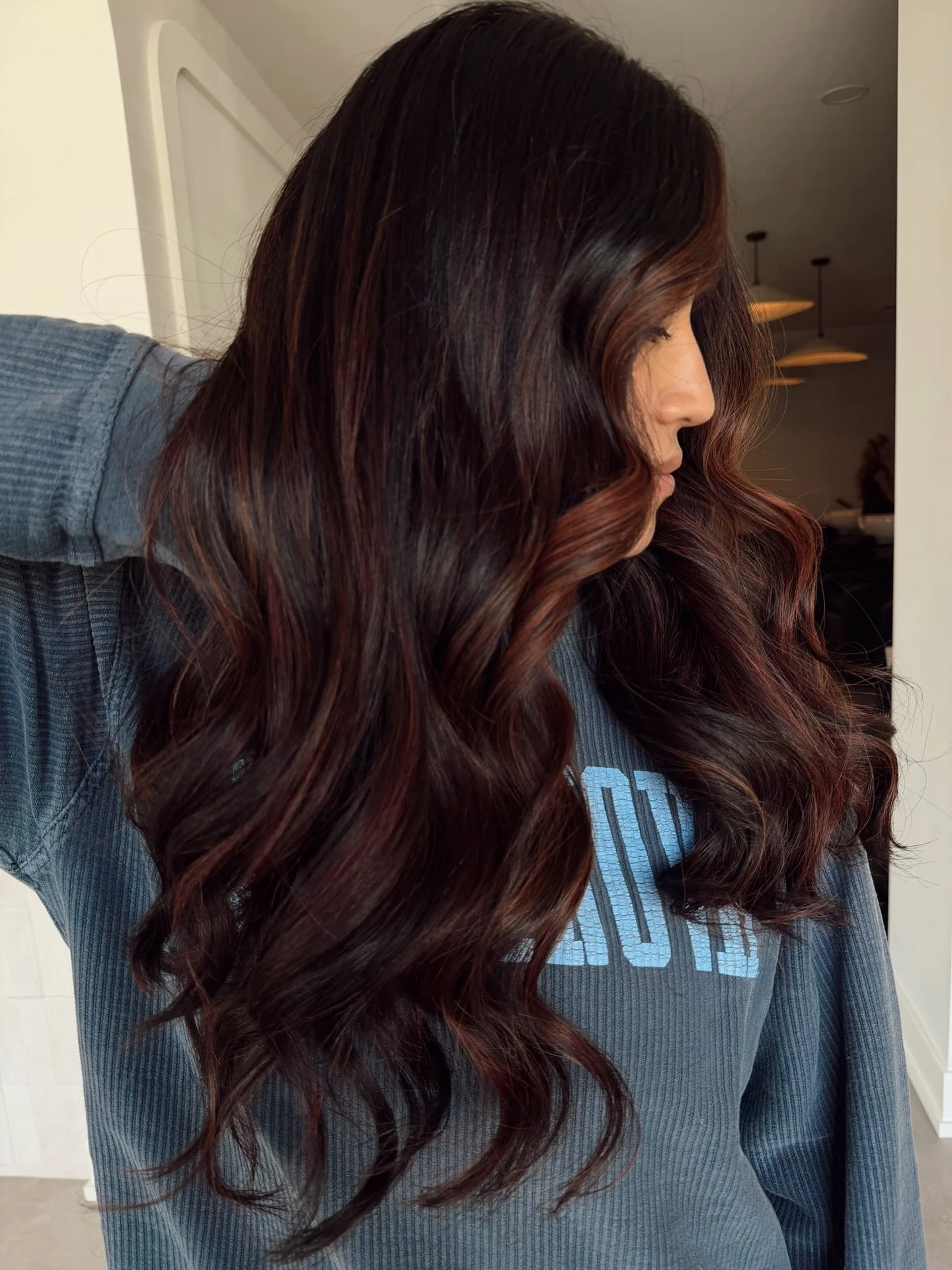 we are obsessed with this brunette. perfection 🤌🏼 

Color by @alyssafalconehair