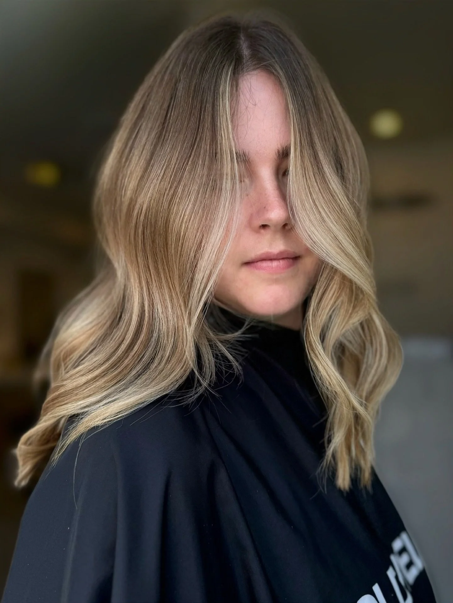 Hair like this changes everything. ⭐⁠
⁠
Cut + color by @mc.bridal.hair