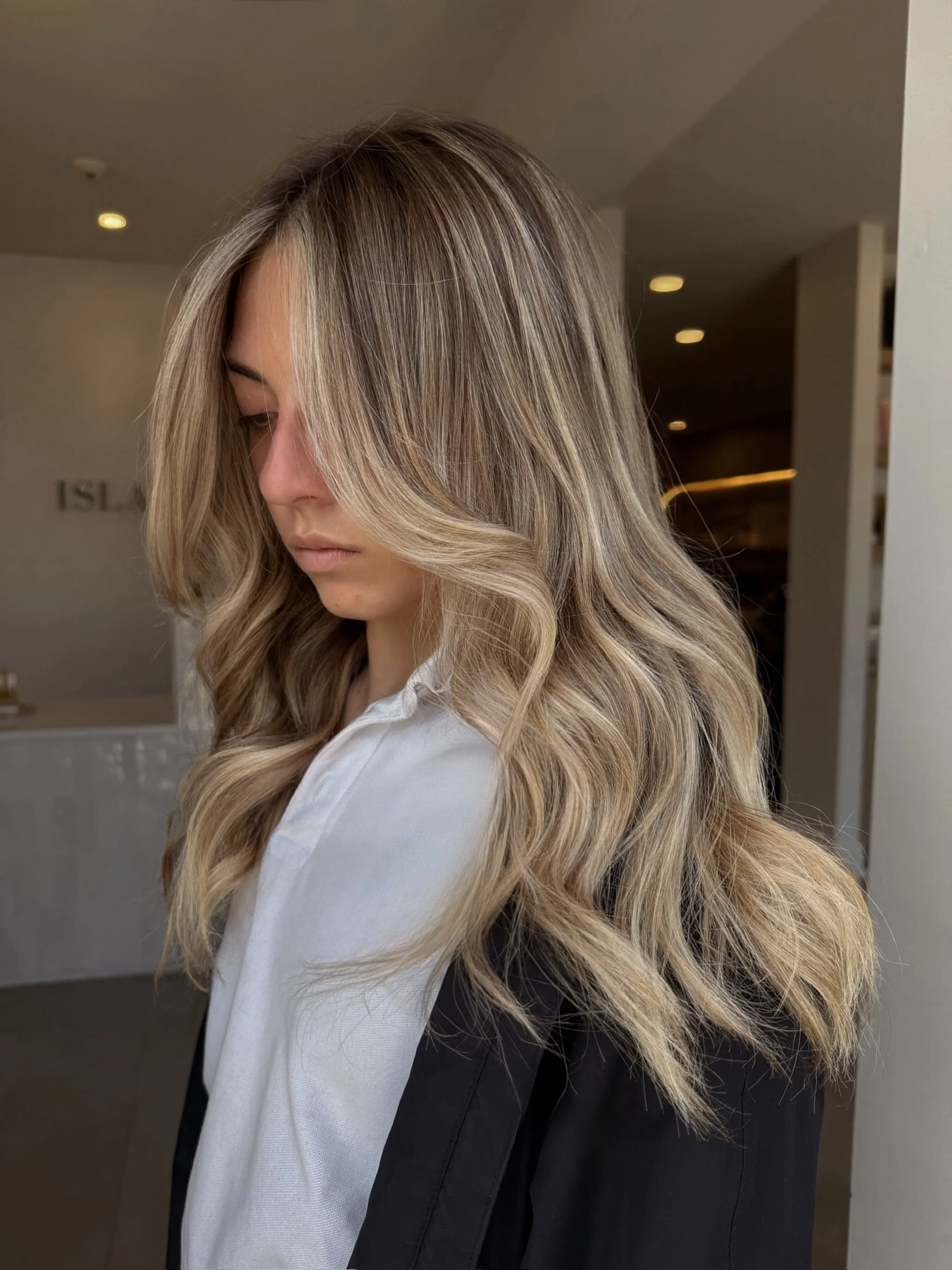 blonde season never really ends 🤍 ⁠
⁠
here for dimension, brightness, and those finishing touches that make all the difference.⁠
⁠
cut + color by @bridal.by.lex
