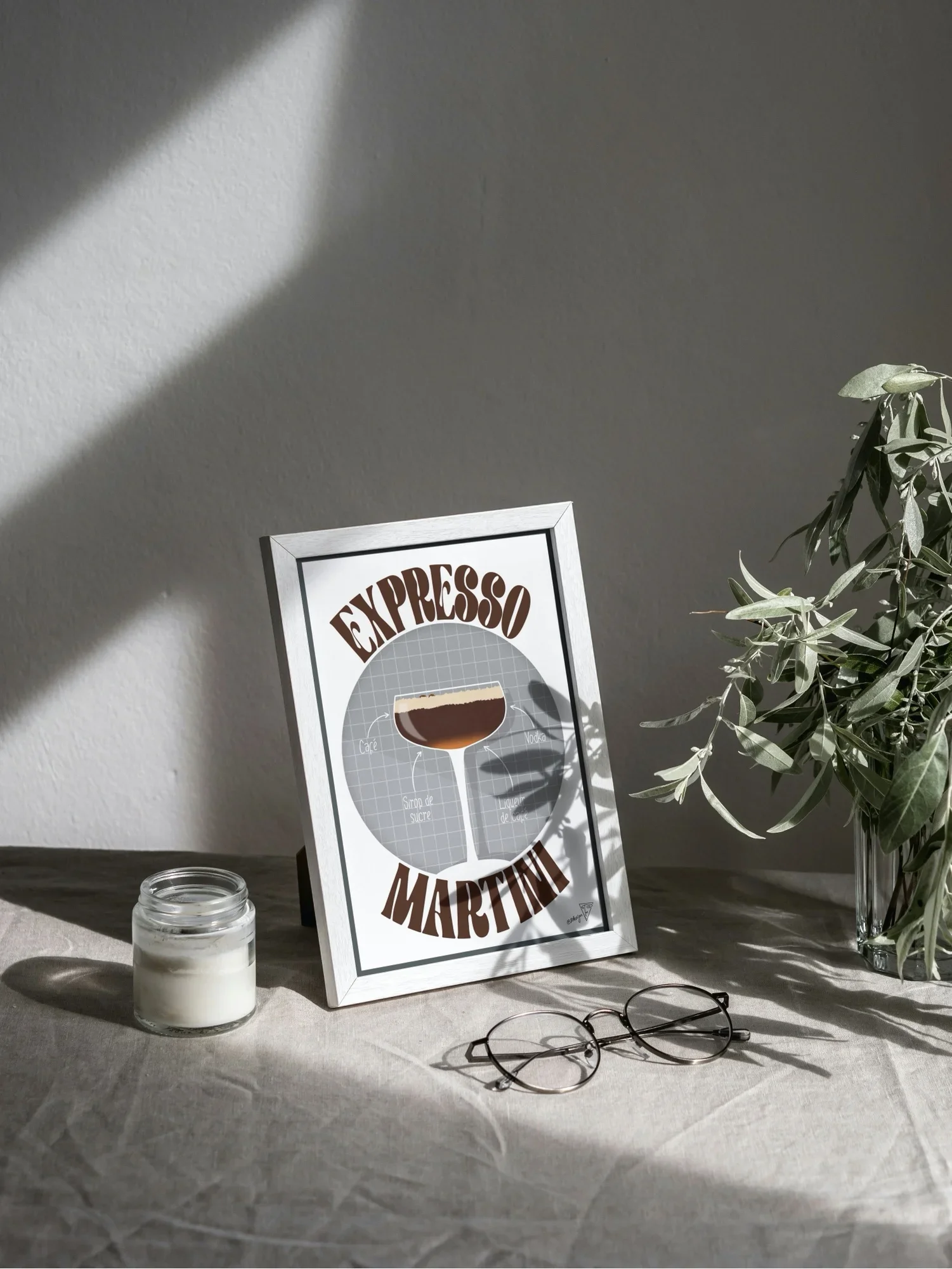 Affiche cocktail Expresso Martini, mise en situation dans un intérieur lumineux, style graphique SDesiGn