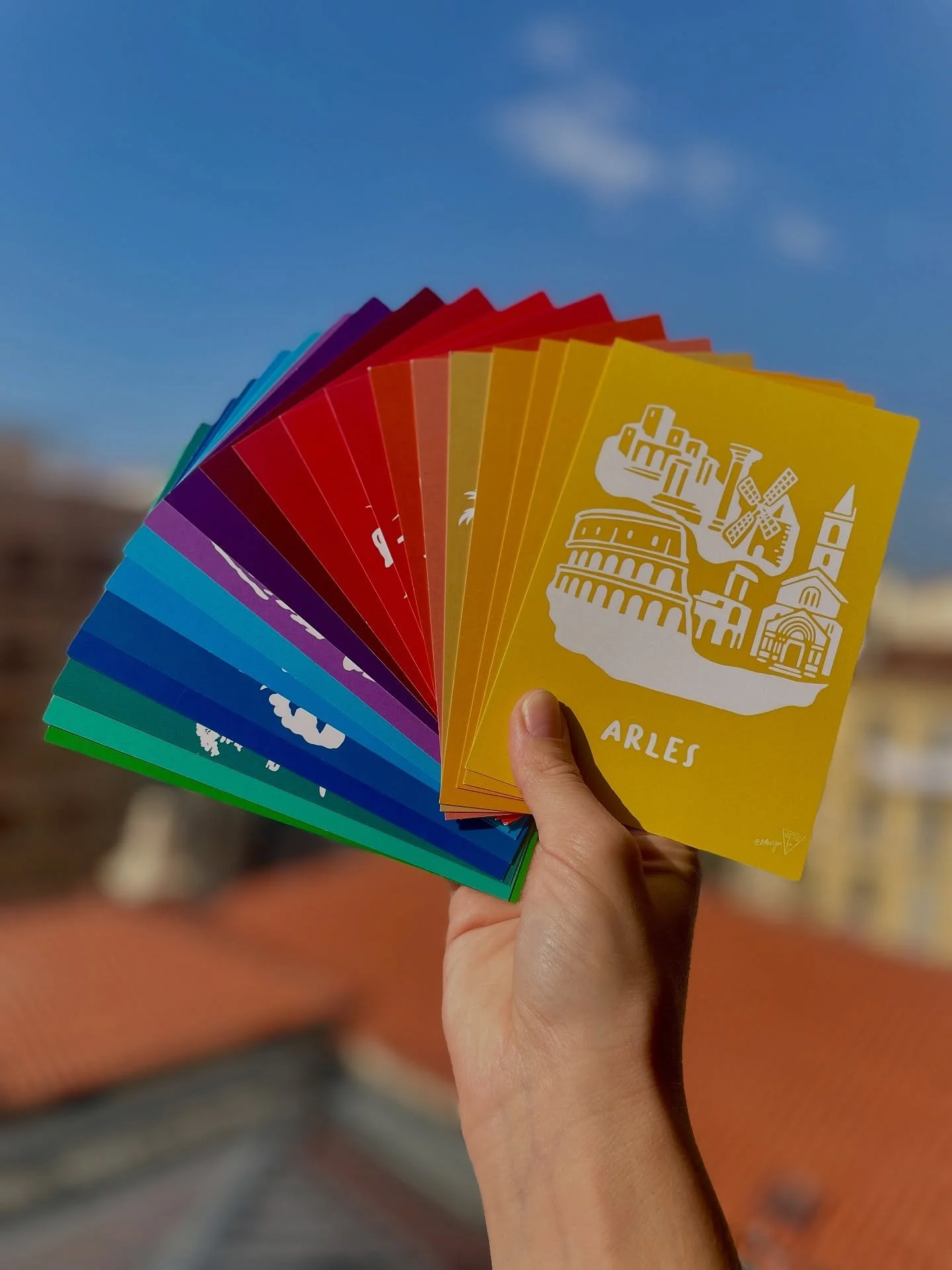 💌 Les villes prennent vie en format carte postale 

&Agrave; envoyer, &agrave; garder ou &agrave; afficher &mdash; fais voyager la couleur partout o&ugrave; tu veux 🌈

Toi aussi tu veux les adopter ? ❤️&zwj;🔥

#cartepostale #villes #colorfulart #a