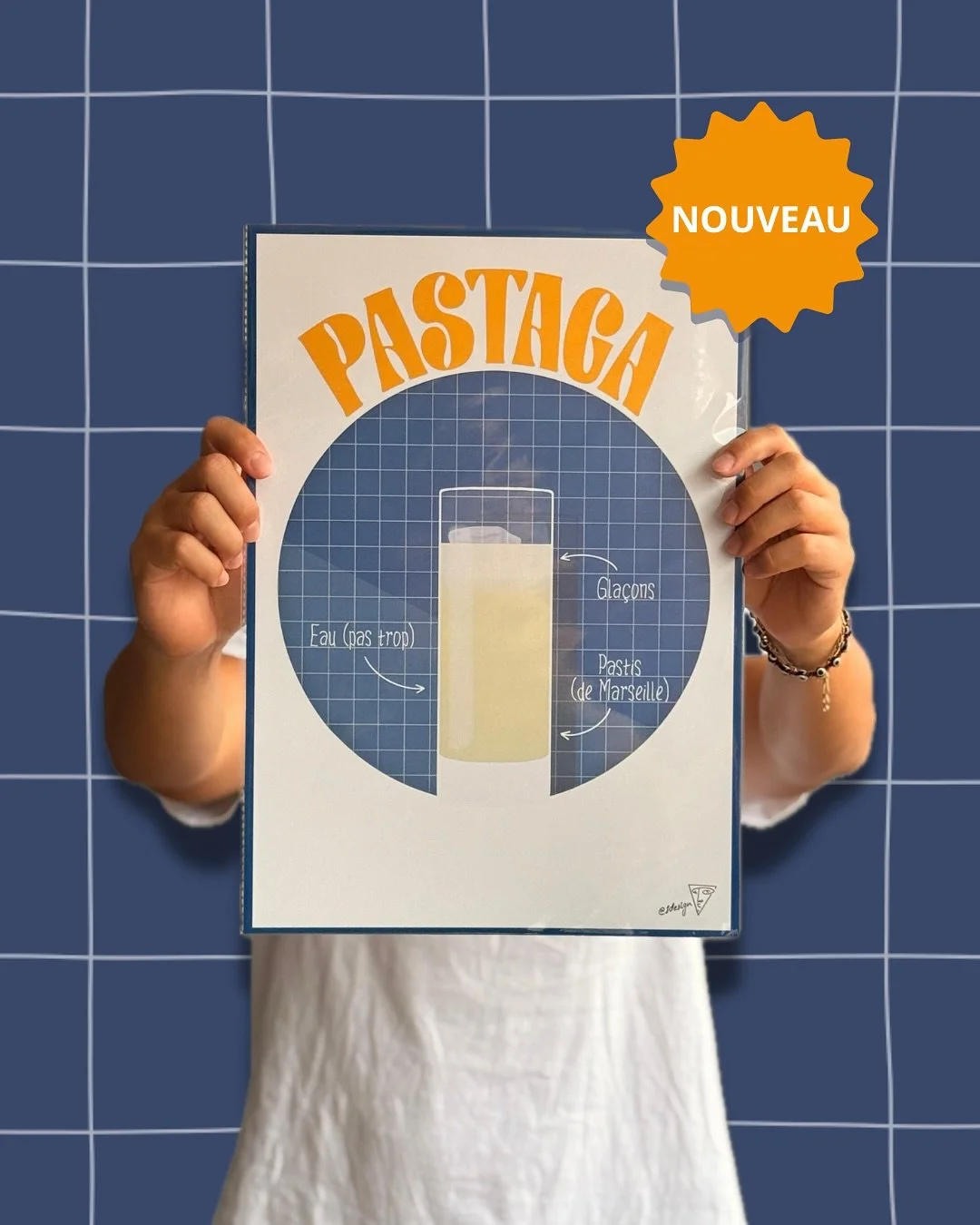Le voil&agrave; enfin ! Le Pastaga de Marseille, celui qui sent bon le soleil et la rigolade 🌞

Un clin d&rsquo;&oelig;il graphique et plein d&rsquo;humour, &agrave; afficher fi&egrave;rement chez tous les amateurs de pastis 💛

Toi aussi tu veux l&