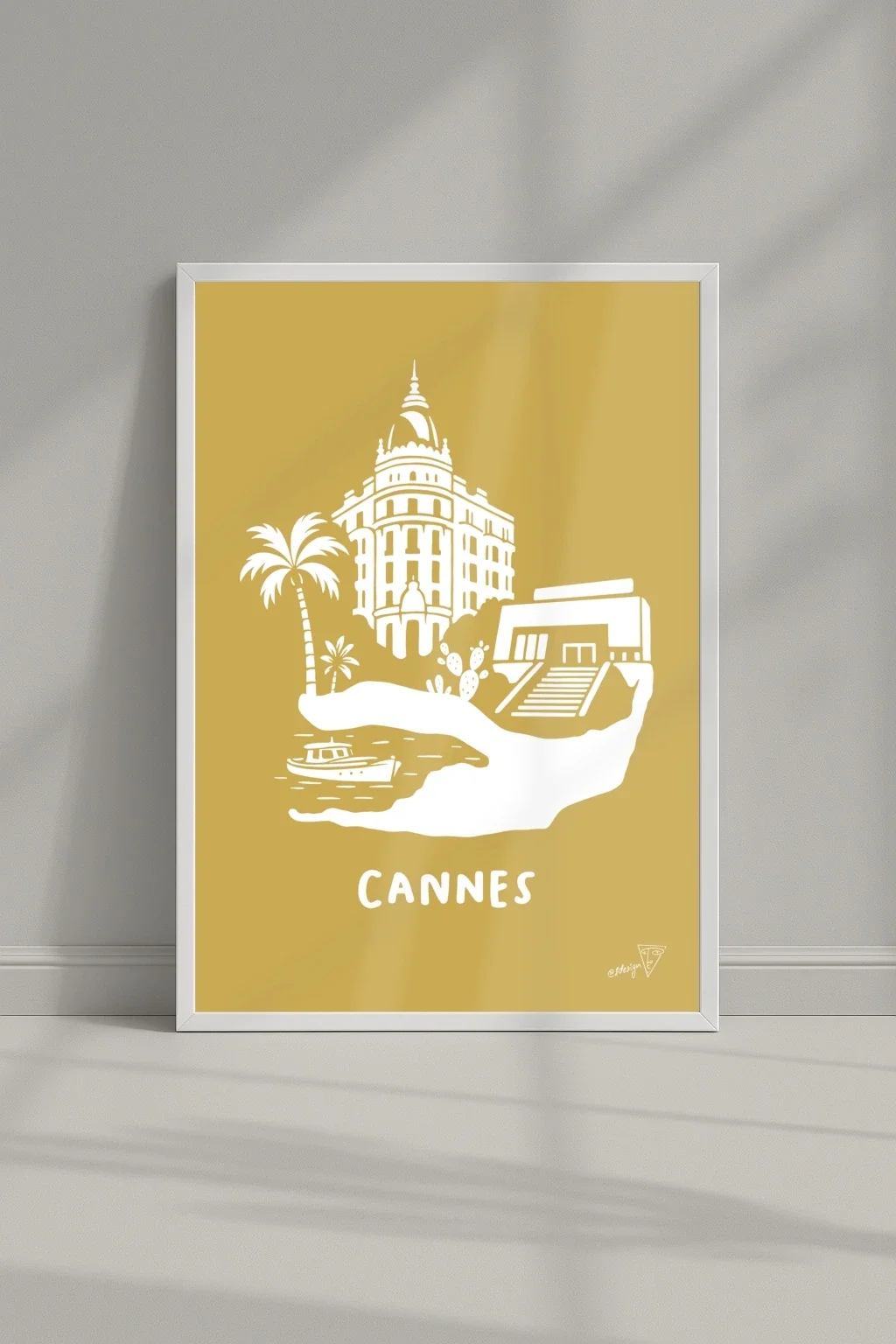 Affiche ville Cannes dans un cadre, illustration graphique doré et blanche de la Côte d'Azur