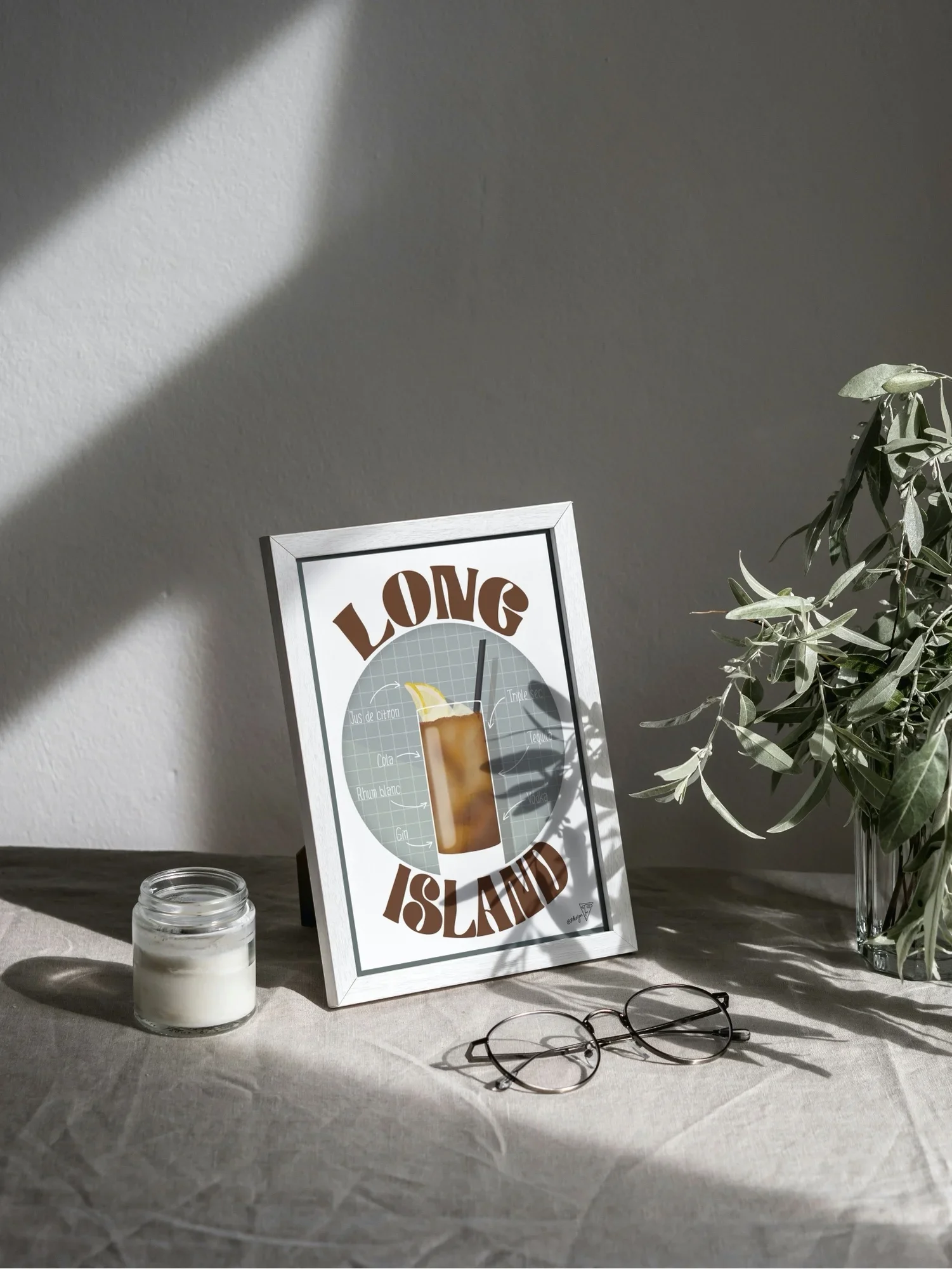 Affiche cocktail Long Island, mise en situation dans un intérieur lumineux, style graphique SDesiGn
