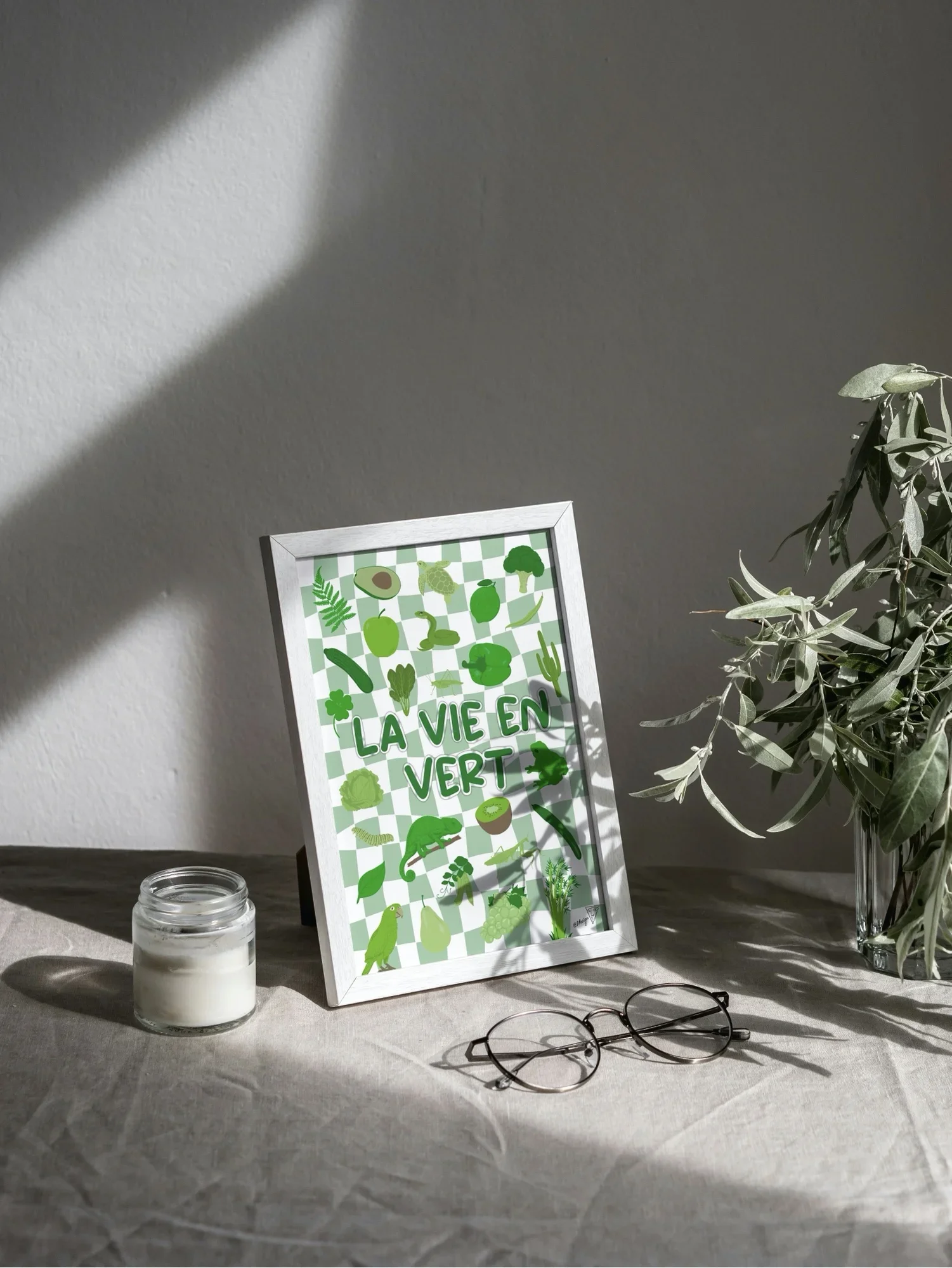 Affiche "La vie en vert", symboles verts, mise en situation dans un intérieur lumineux