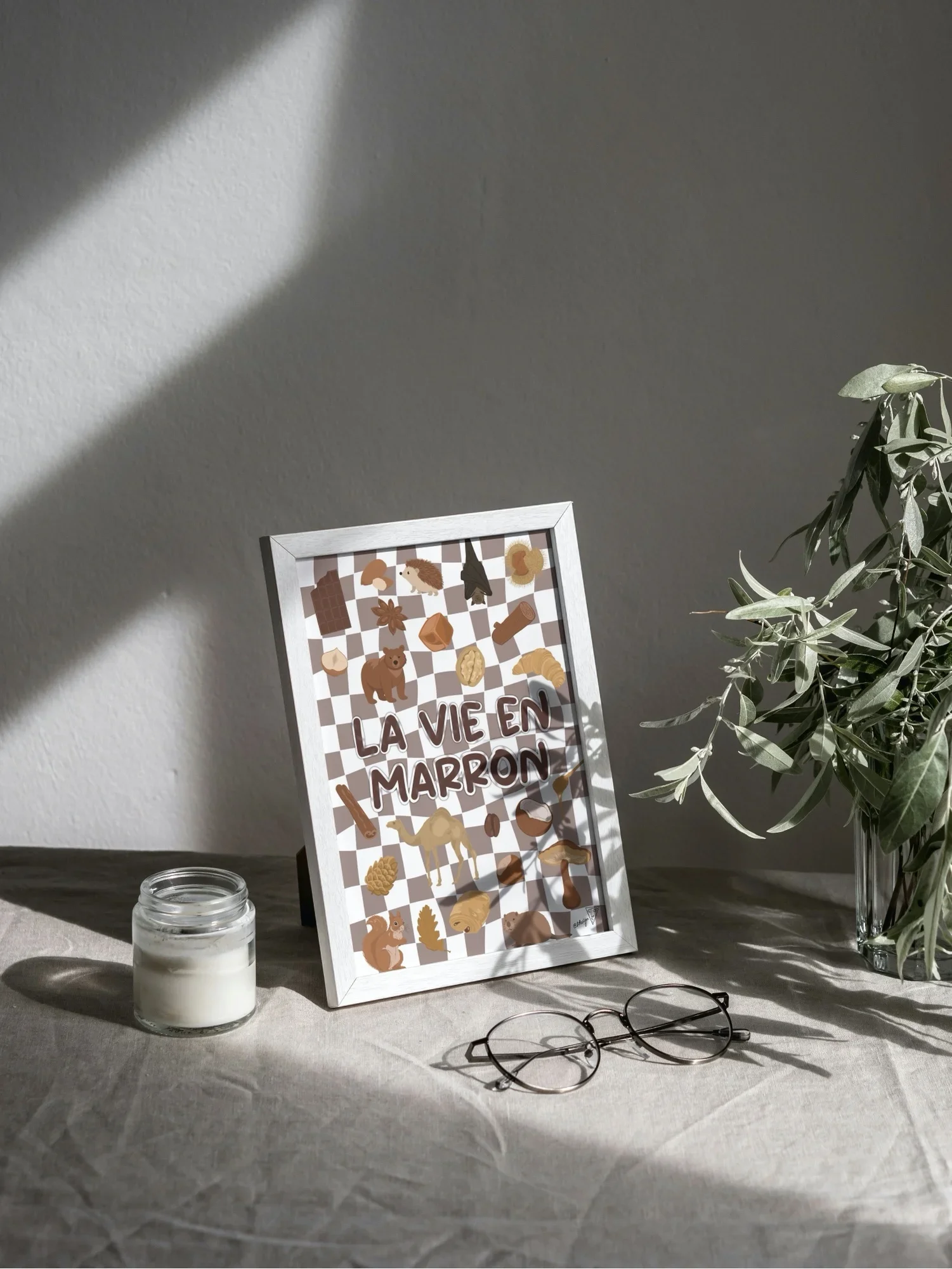 Affiche "La vie en marron", symboles marrons, mise en situation dans un intérieur lumineux