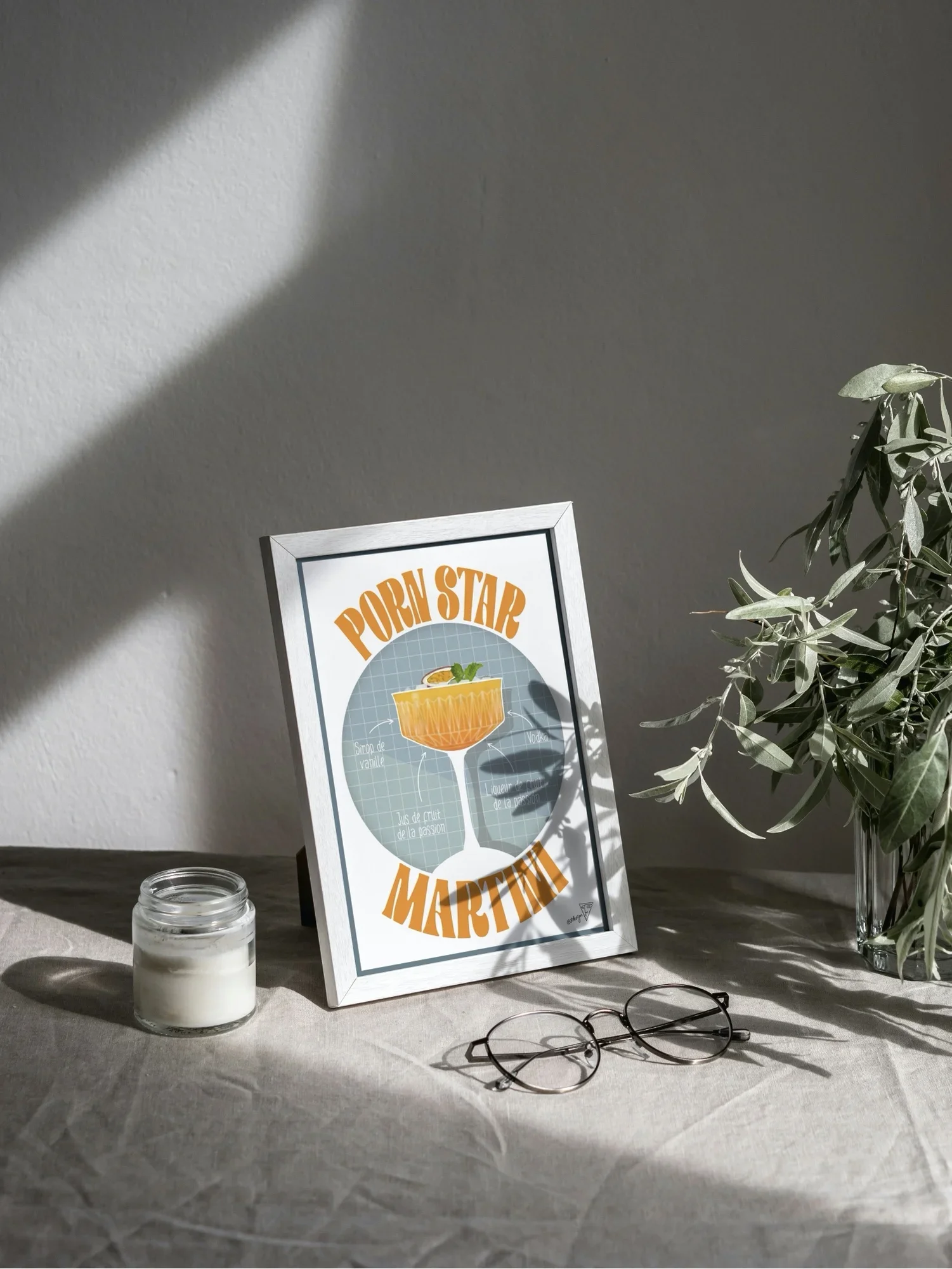 Affiche cocktail Porn Star Martini, mise en situation dans un intérieur lumineux, style graphique SDesiGn