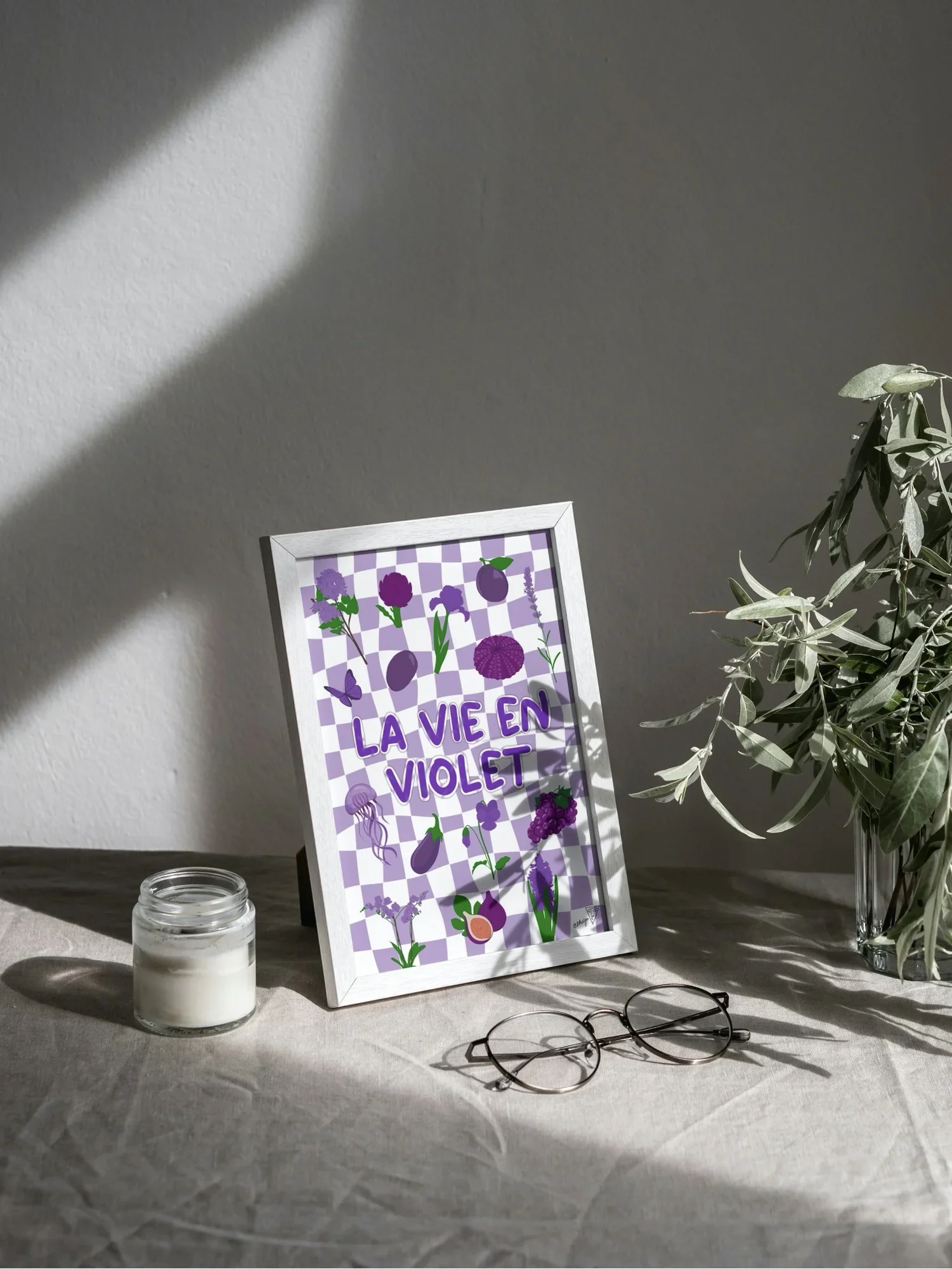 Affiche "La vie en violet", symboles violets, mise en situation dans un intérieur lumineux