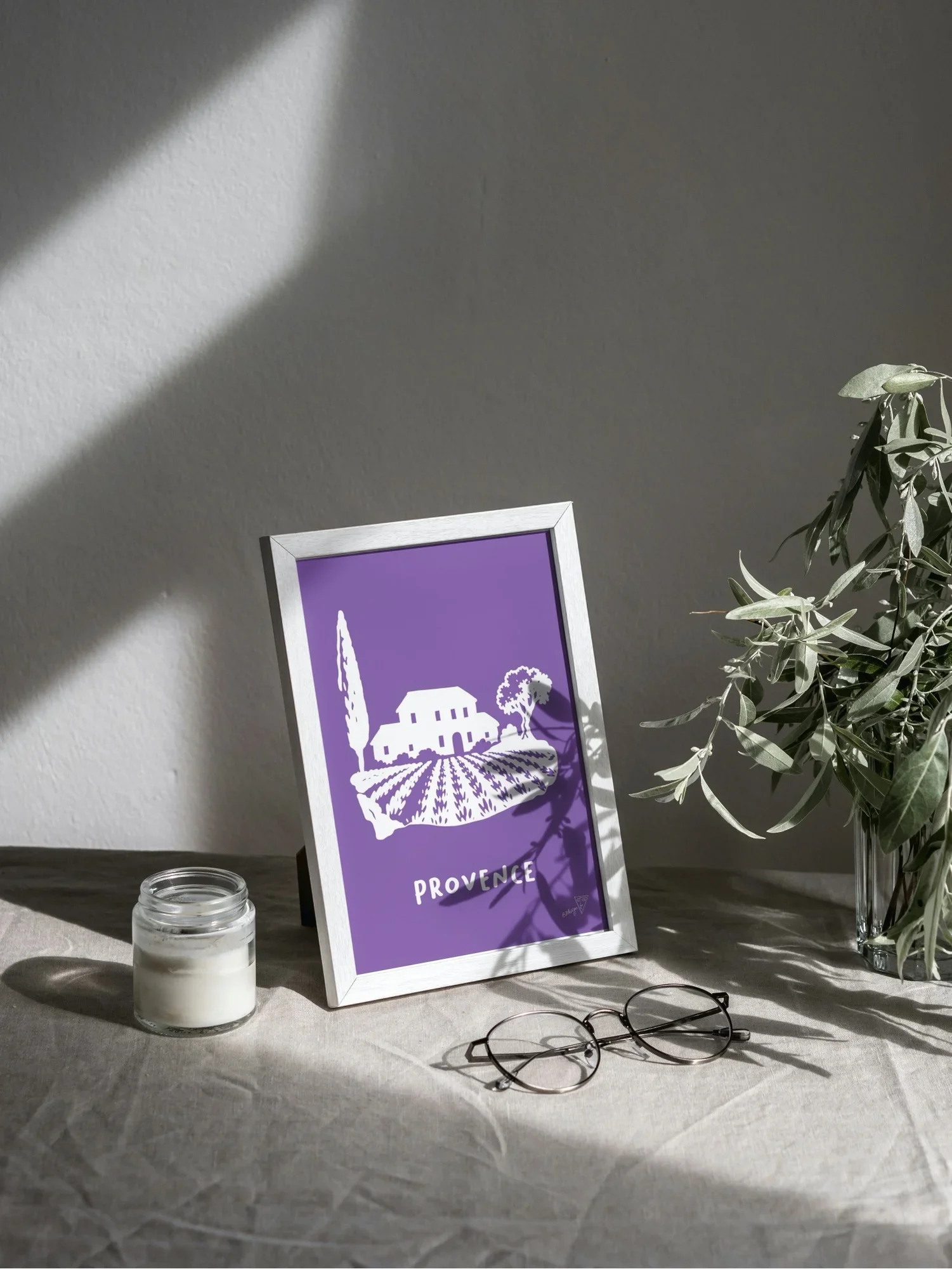 Affiche Provence encadrée dans un intérieur lumineux, illustration lavande et blanche de la région provençale