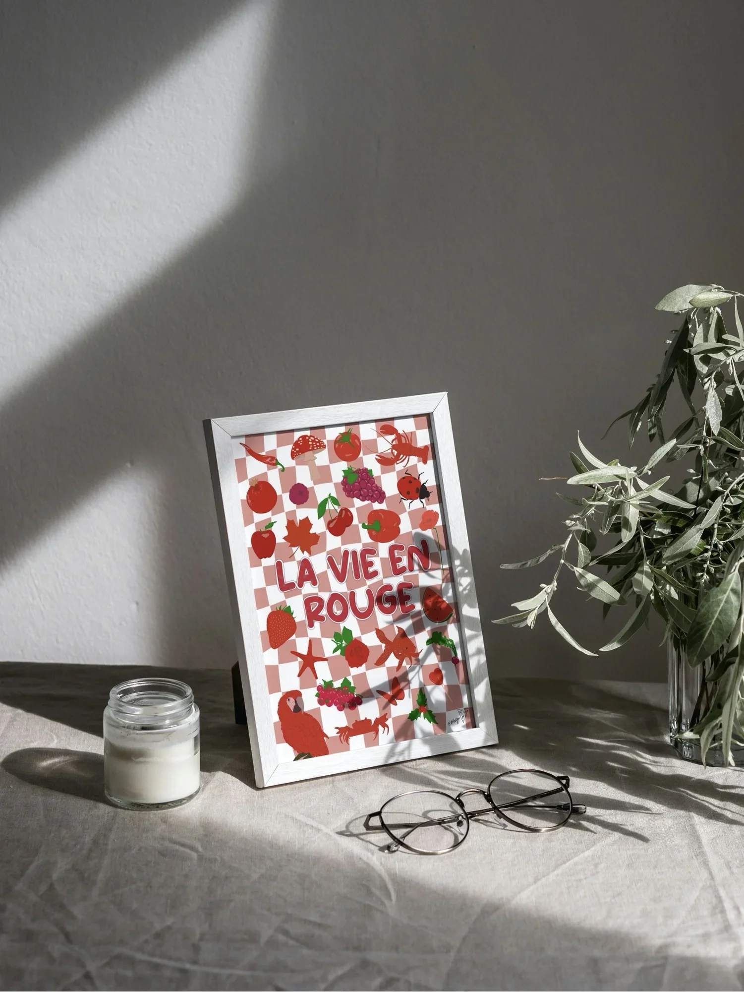 Affiche "La vie en rouge", symboles rouges, mise en situation dans un intérieur lumineux