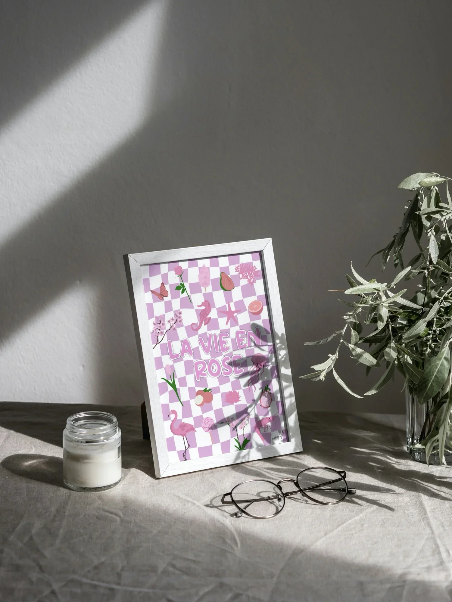 Affiche "La vie en rose", symboles roses, mise en situation dans un intérieur lumineux