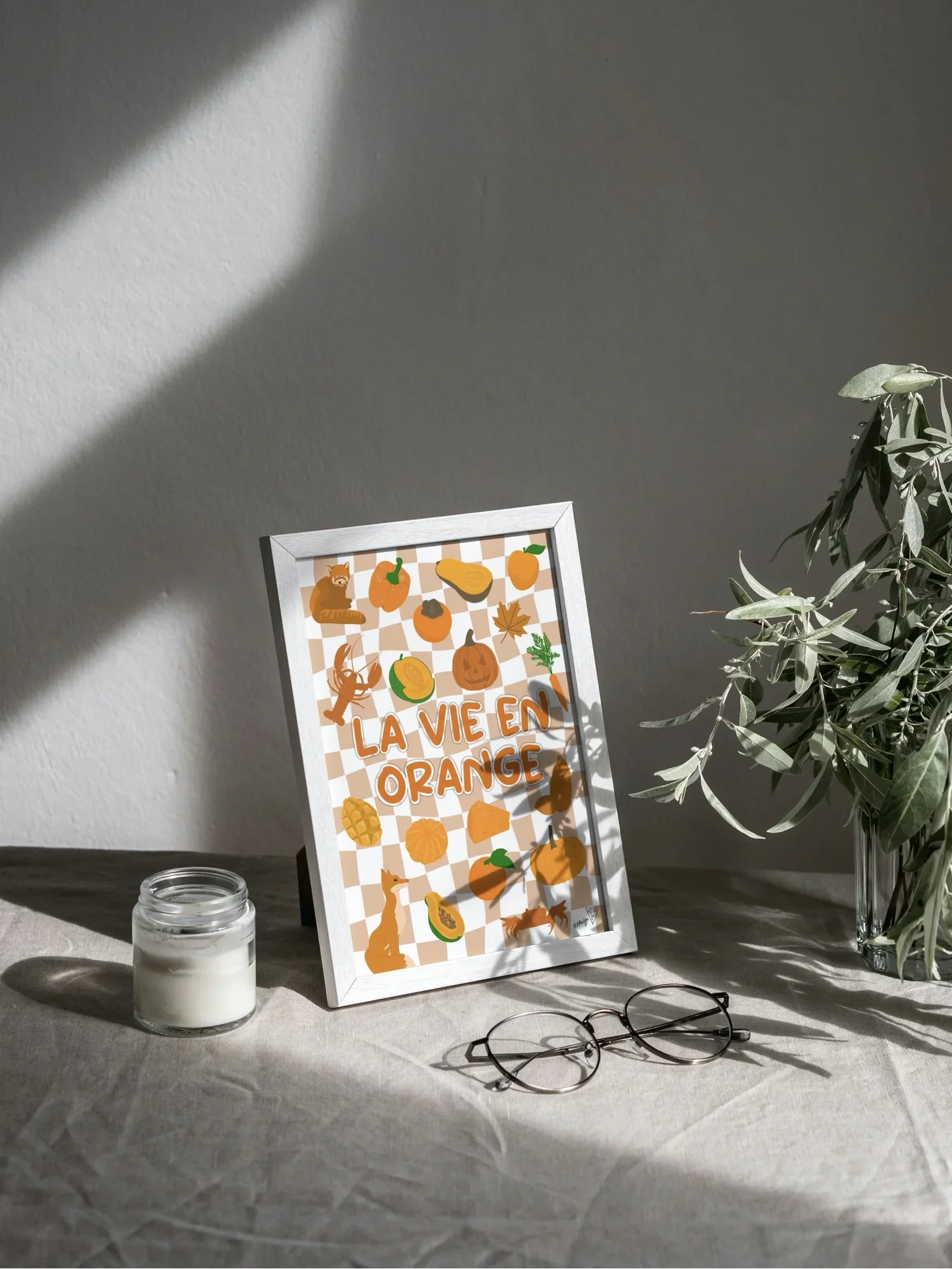 Affiche "La vie en orange", symboles oranges, mise en situation dans un intérieur lumineux