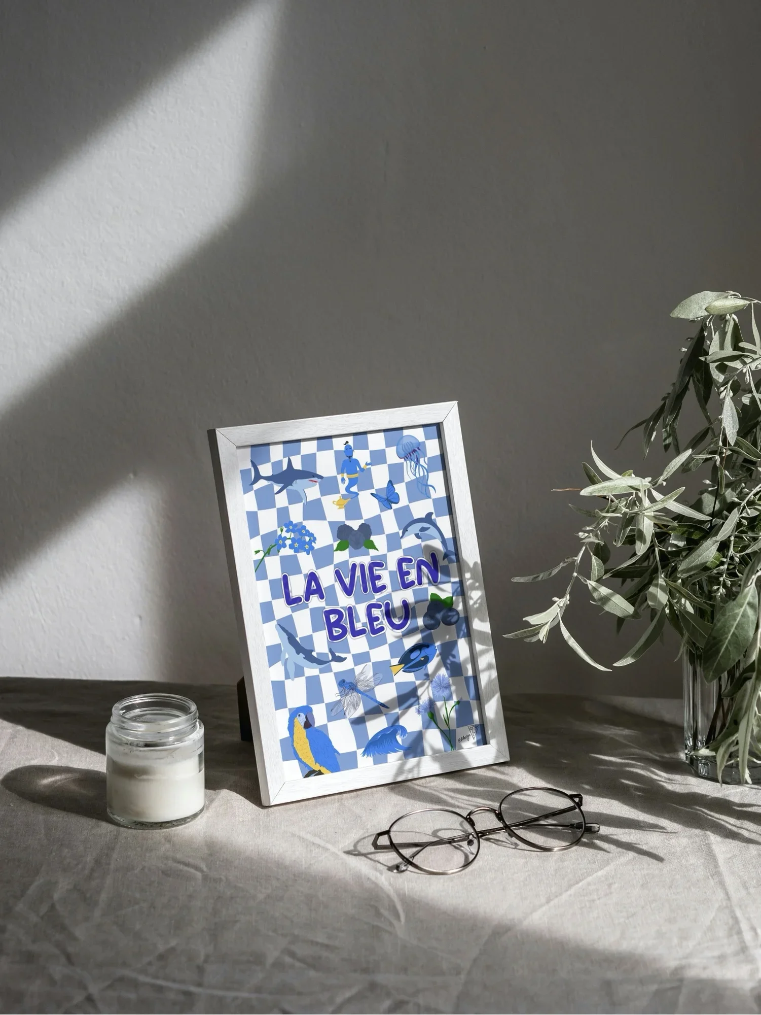 Affiche "La vie en bleu", symboles bleus, mise en situation dans un intérieur lumineux
