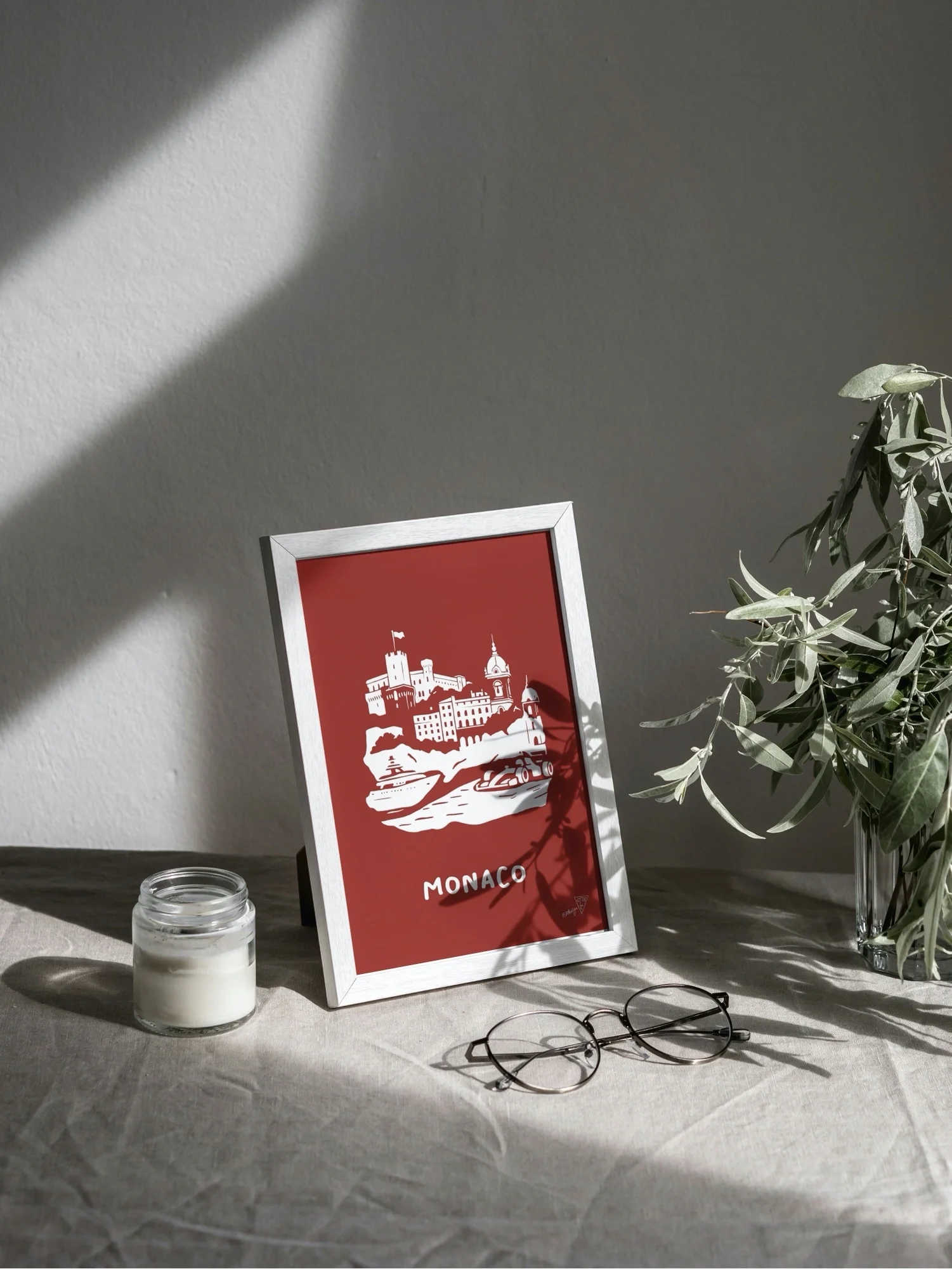 Affiche Monaco encadrée dans un intérieur lumineux, illustration rouge et blanche du pays