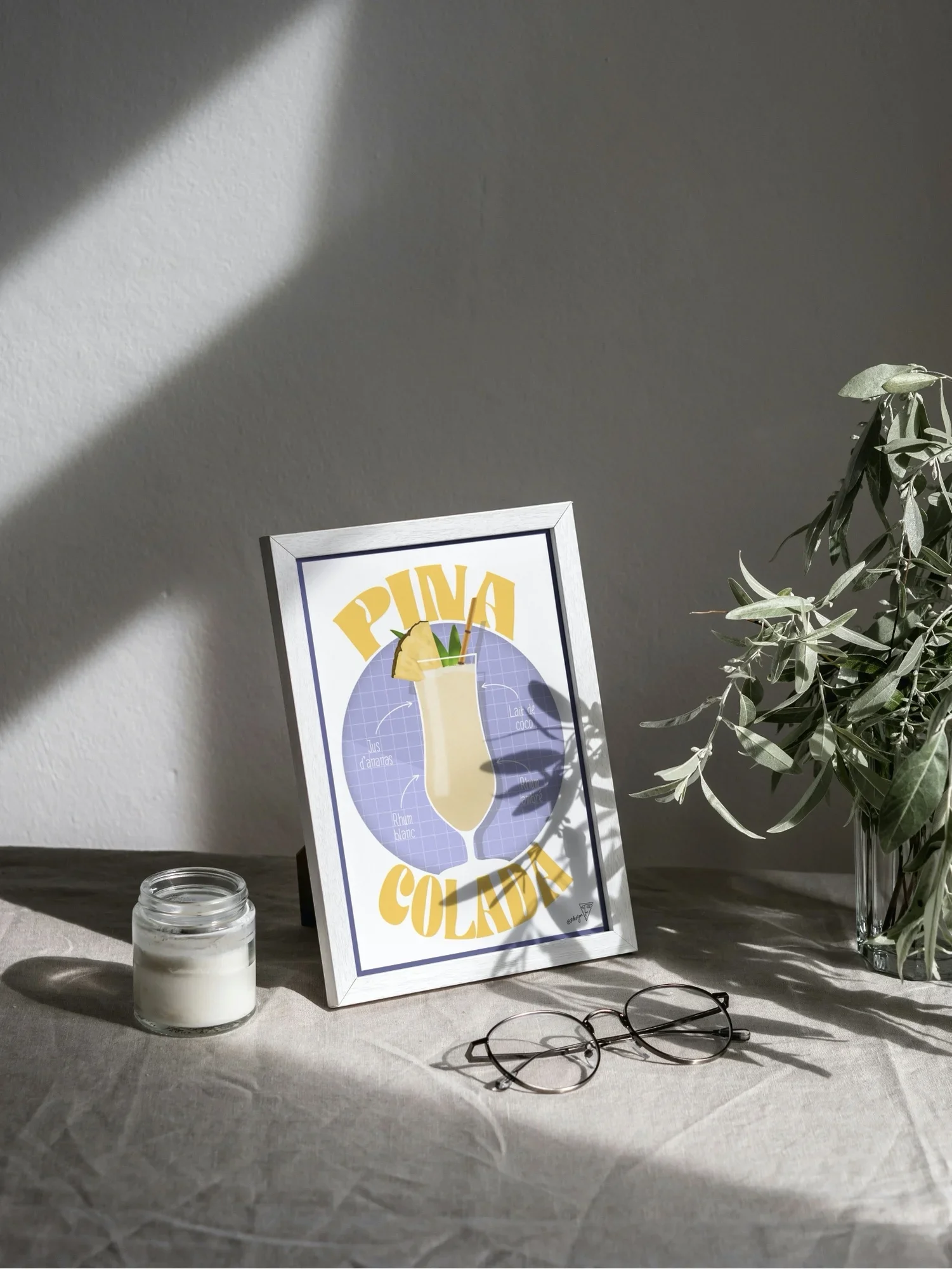 Affiche cocktail Pina Colada, mise en situation dans un intérieur lumineux, style graphique SDesiGn