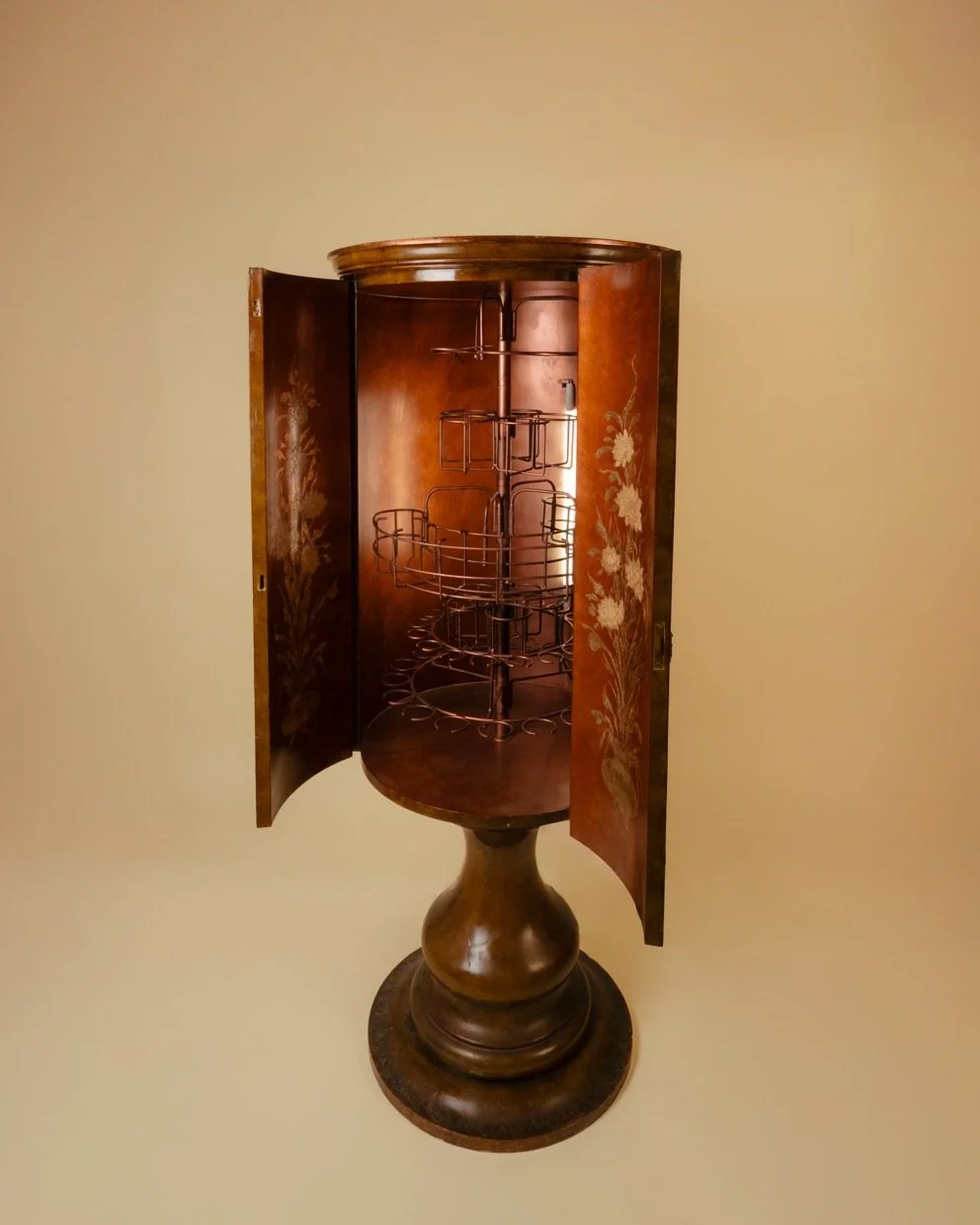 Este bar giratorio encontr&oacute; su due&ntilde;a. 

#dittega #interiordesign #vintageshop #antiqueﬁnds #madrid