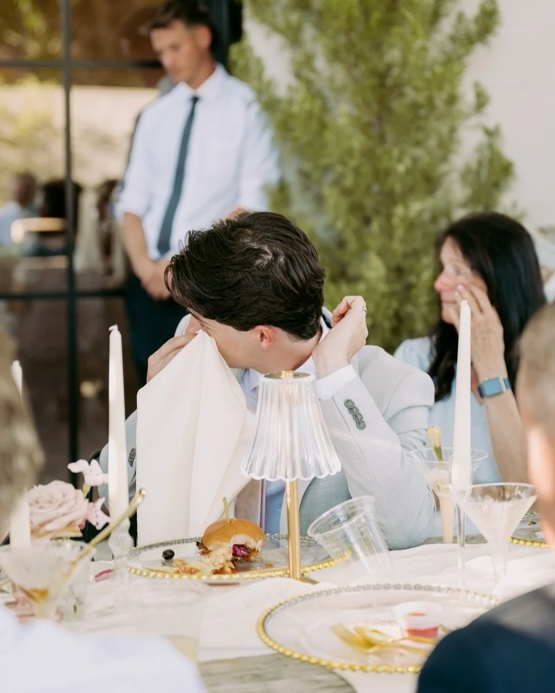 I love wedding dinners! I swear I cry during all of the speeches at these beautiful dinners! This is the perfect time to take a break during your day and just relax with all of your family and friends.🤍 
⠀⠀⠀⠀⠀⠀⠀⠀⠀
✨Vendors:
@thewildoak
@caleyscateri