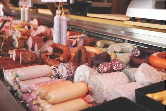 Selección exitosa de fundas y envases para su línea de embutidos