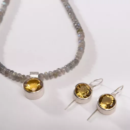 Kette_U_OHRSCHMUCK_Kette_Labradorit_facettierte_Linsen_Anhaenger_und_Ohrhaenger_Facettierte_Citrine_rund_8_mm-ac8989f1.webp