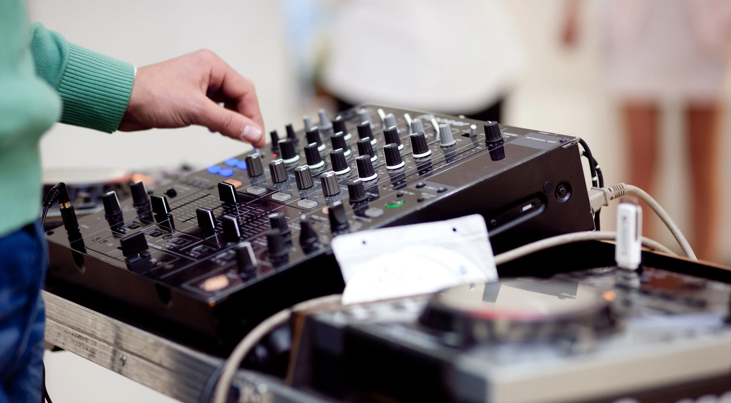 Pourquoi les DJ sets hybrides (live + DJing) révolutionnent les soirées et comment les adopter ?