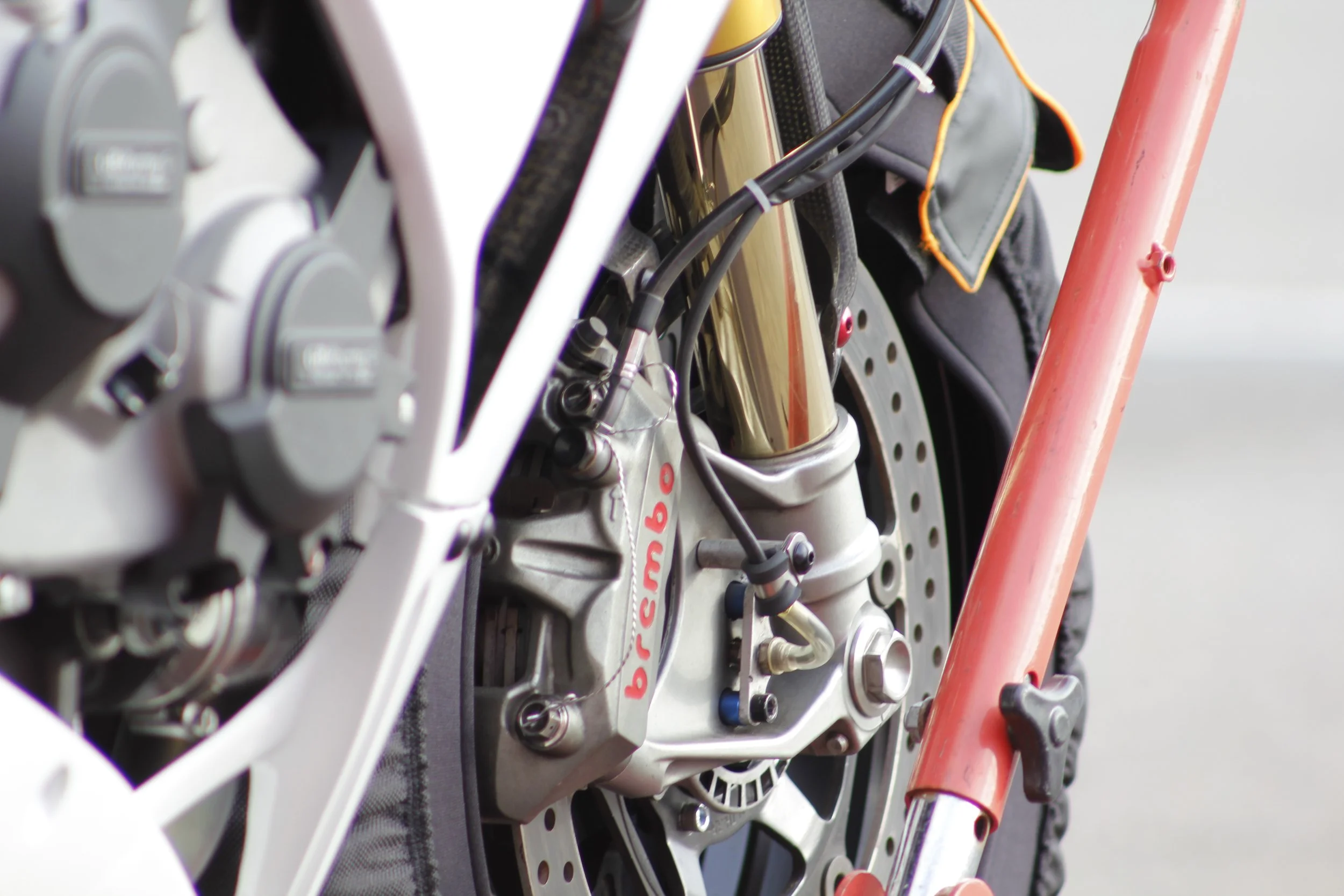 front fork and brembo brakesystem of a road-racing bike