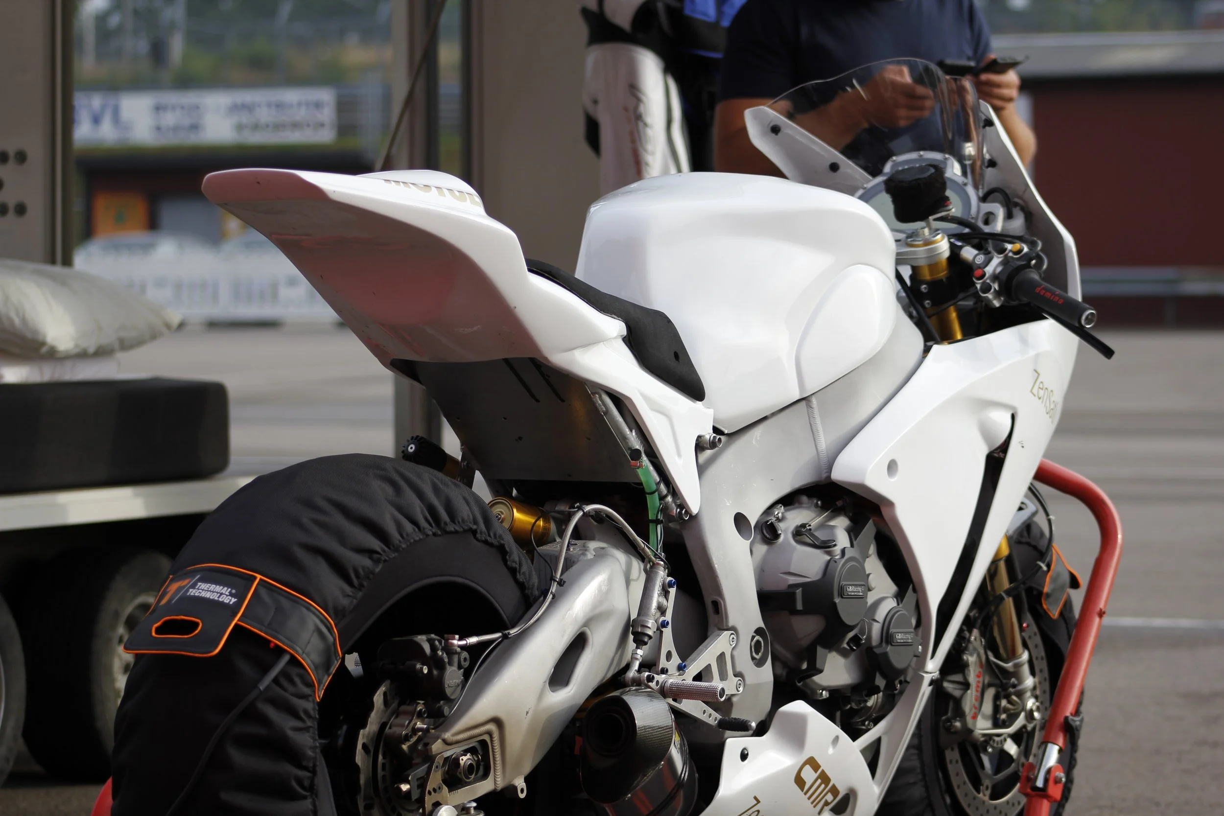 Cbr 1000 rr racebike in white