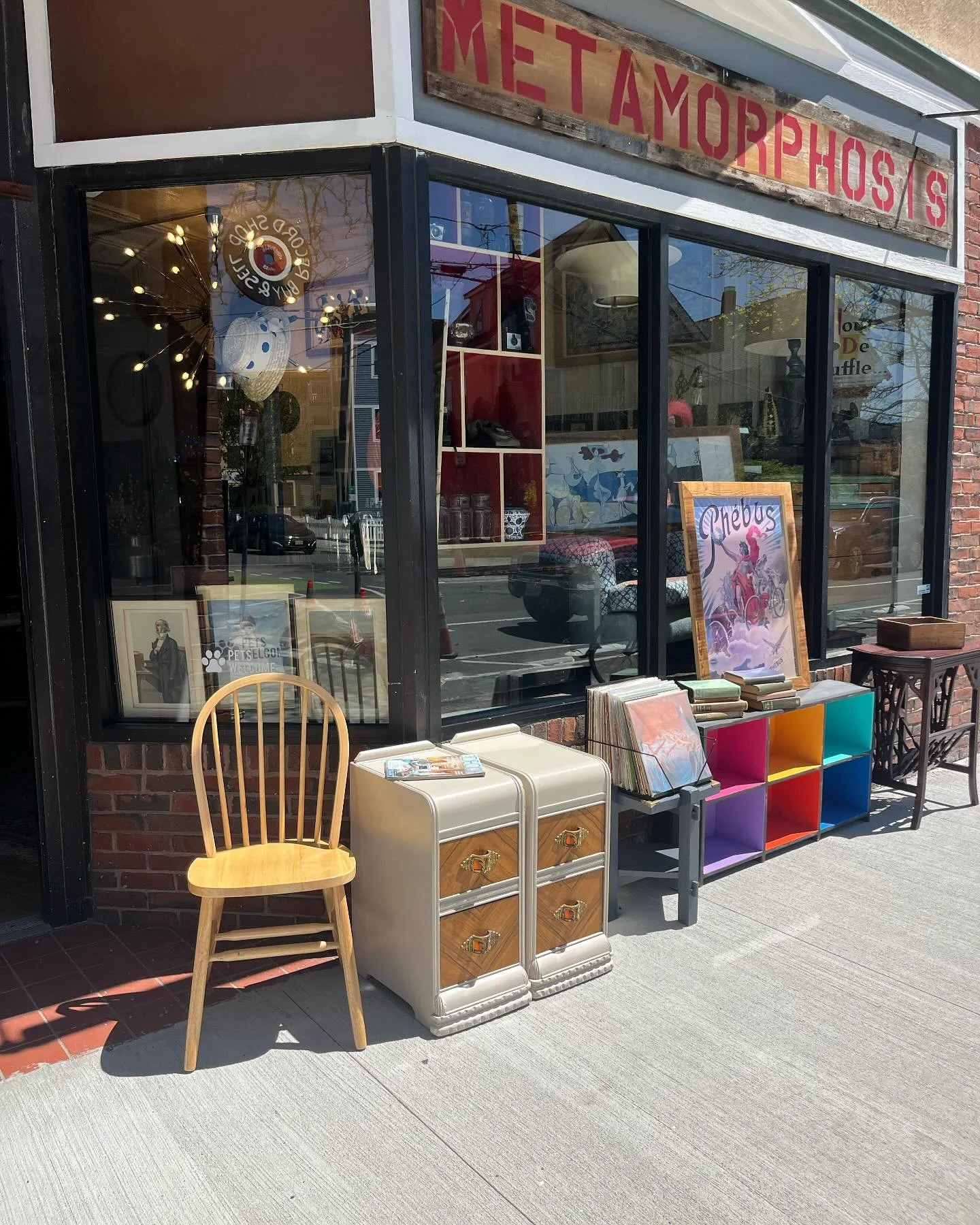 Happy Wednesday from our beautiful storefront, come pop by and say hello on this epic day :) 💛