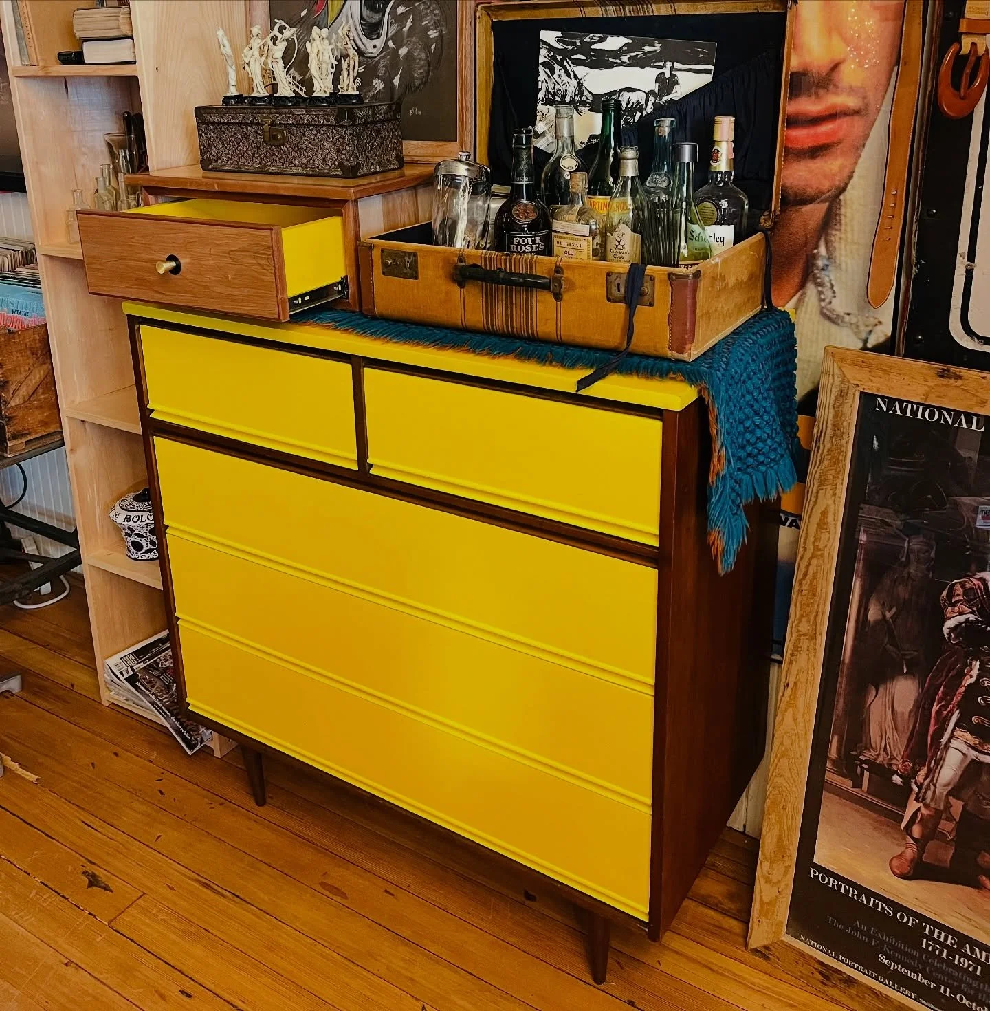 ✨ New Arrival ✨

Add a touch of vintage charm and cozy elegance to your space with our gorgeous new upholstered drawer set! 🧵💫 Perfect for storing your treasures in style, this piece blends timeless design with modern comfort. Stop by and make it y