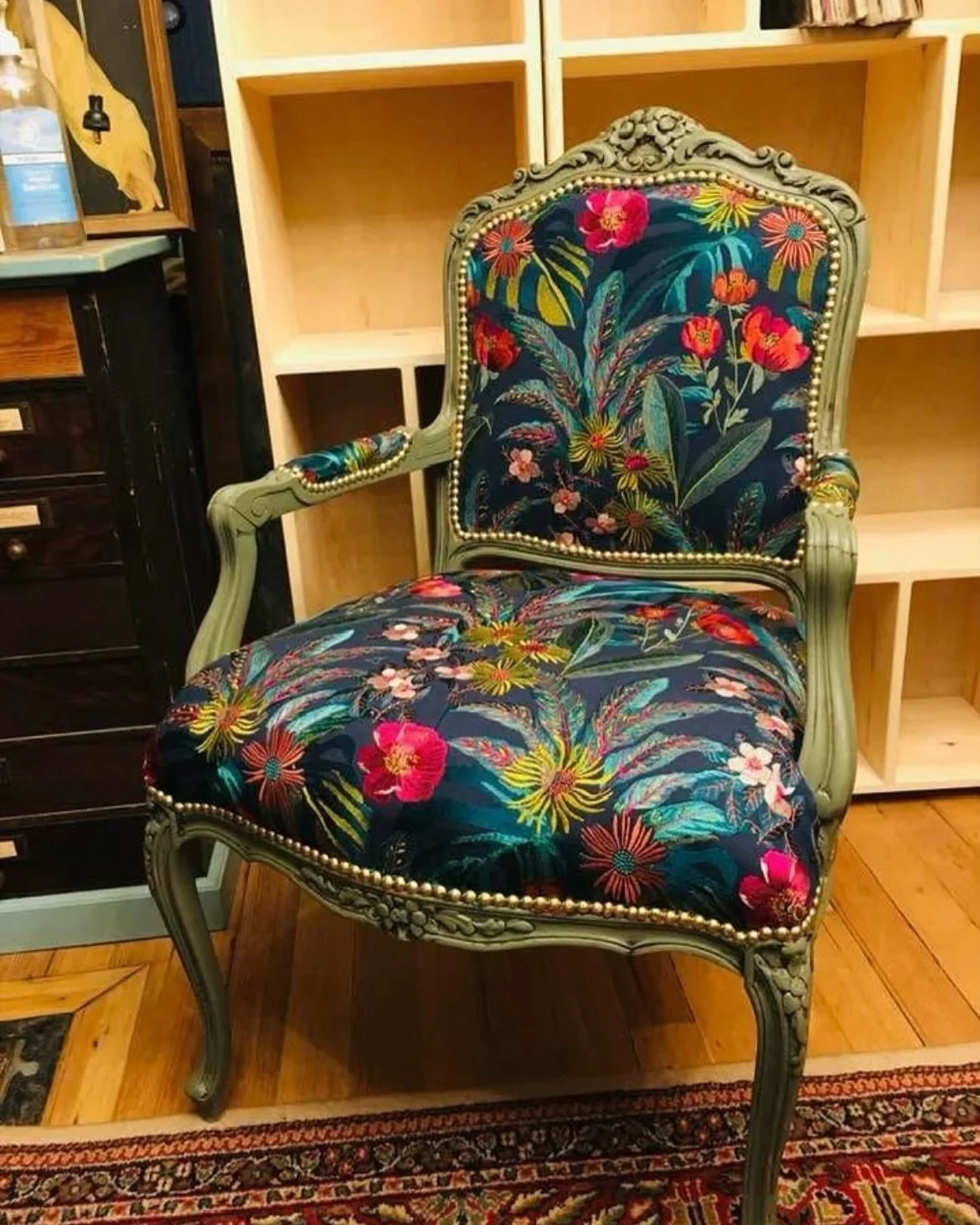 New arrivals alert! ✨ These beautifully upholstered chairs just landed at our vintage shop and they&rsquo;re ready to add a touch of retro charm to your space. Come take a seat and find your perfect match! 🪑💫 #VintageVibes #UpholsteredChairs #ShopL