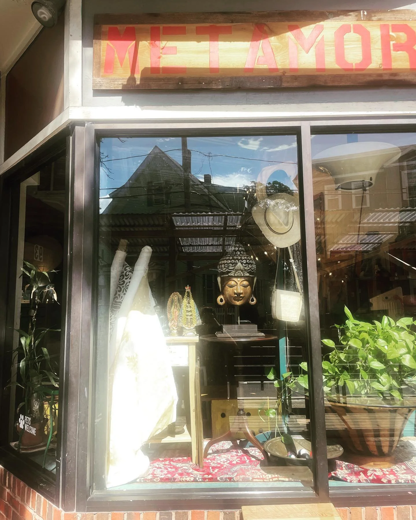Come check out our space open Mondays to Fridays 12 to 5!