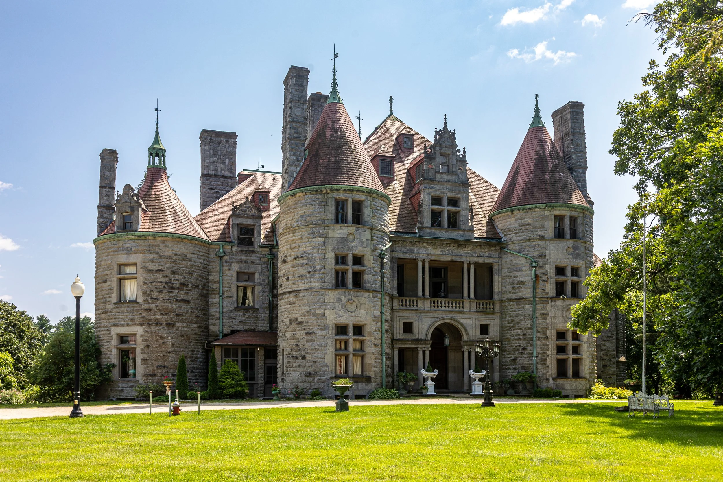 Searles_Castle_in_Great_Barrington,_Massachusetts.jpg