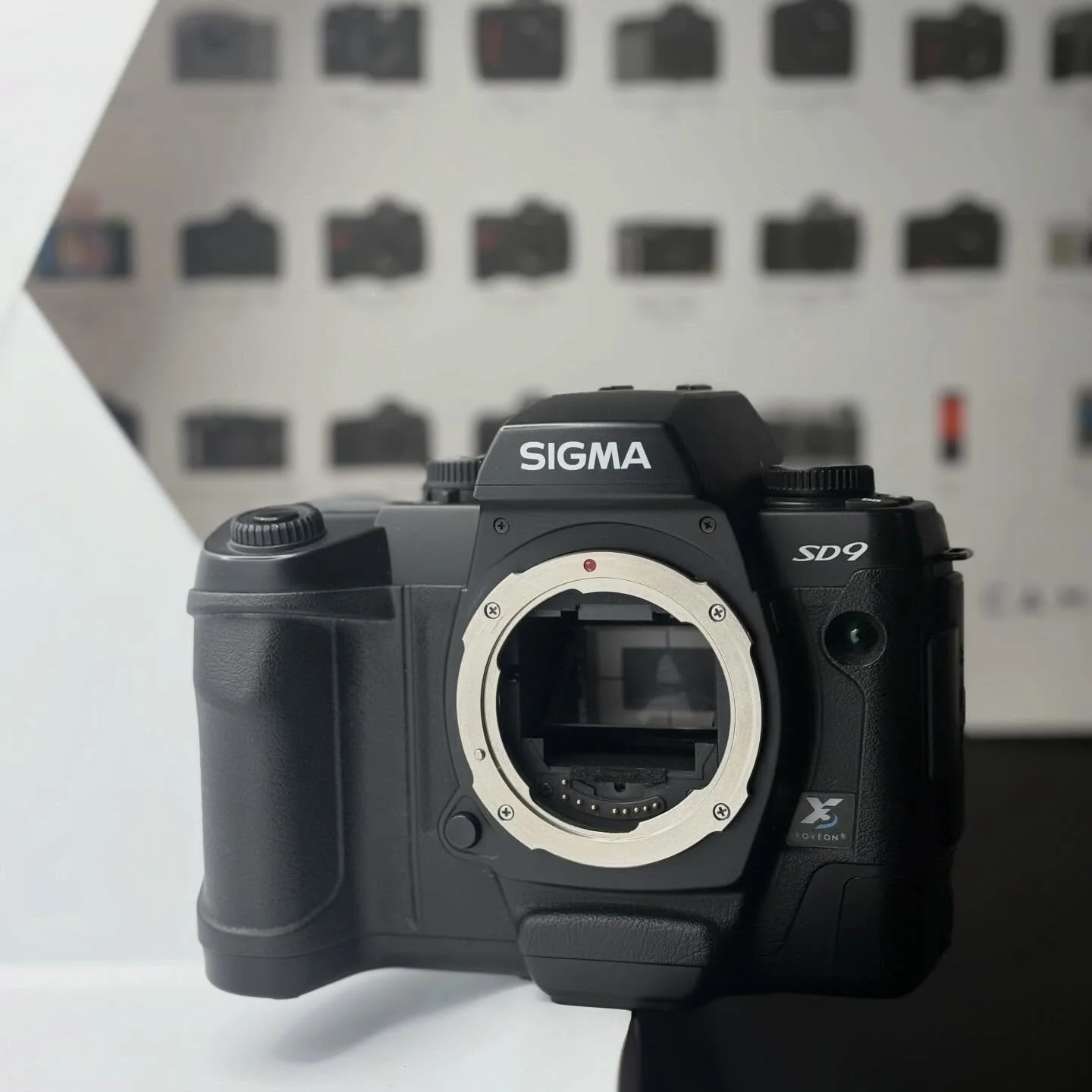 A lovely Classic Sigma SD9 DSLR from 2002 📸 

Powered by a unique FOVEON X3 Sensor, using 3.43mp with three layers to create a 10.3mp capturing more detail in each colour band. 

This lovely example available in our store (link in bio) 

JT-Photogra