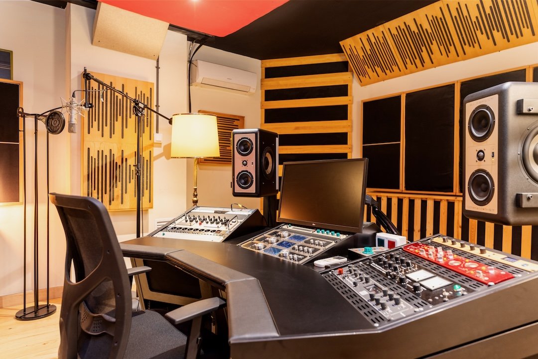 Madrid. Metal moderno, metalcore, Groove metal y deathcore. Estudio de grabación con equipo de audio, monitores, consola y computadora, paredes con paneles acústicos y lámpara de pie encendida.