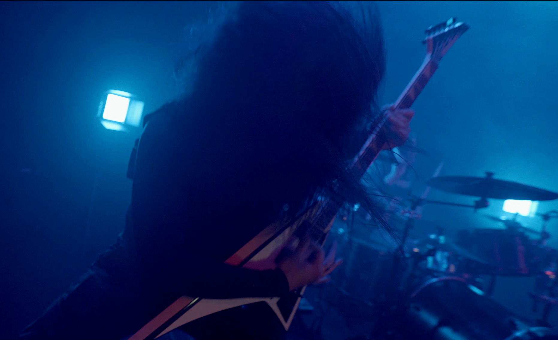 Gabriel Peñasco, guitarrista fundadador de la banda de madrid de Metal moderno, groove metal, metalcore y deathcore Rabia Perez tocando la guitarra eléctrica en un escenario con iluminación azul y efectos de humo.