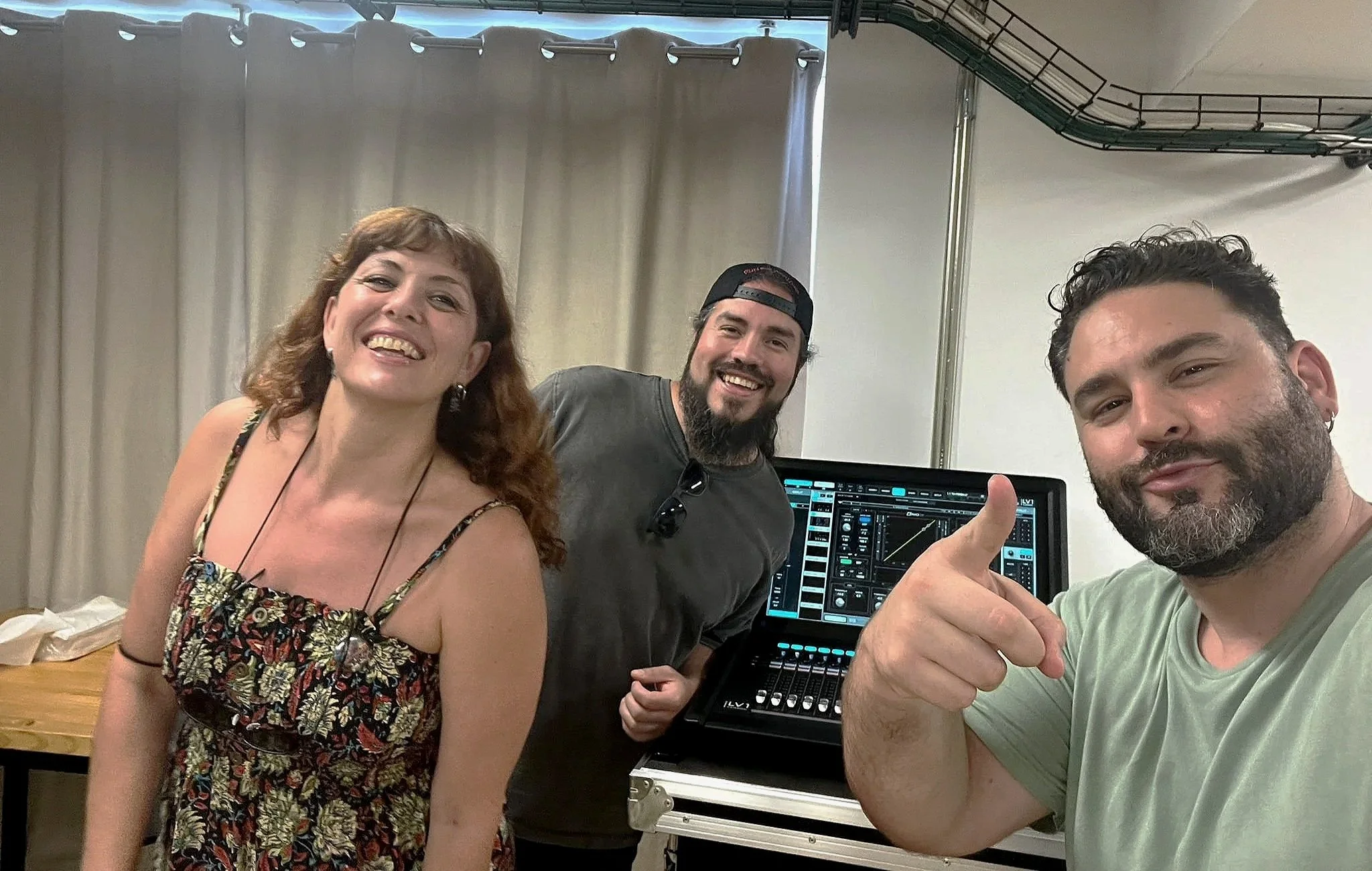 Madrid. Metal moderno, metalcore, Groove metal y deathcore. Tres personas sonrientes en un espacio interior, una mujer y dos hombres, con equipo de sonido y una computadora en el fondo.