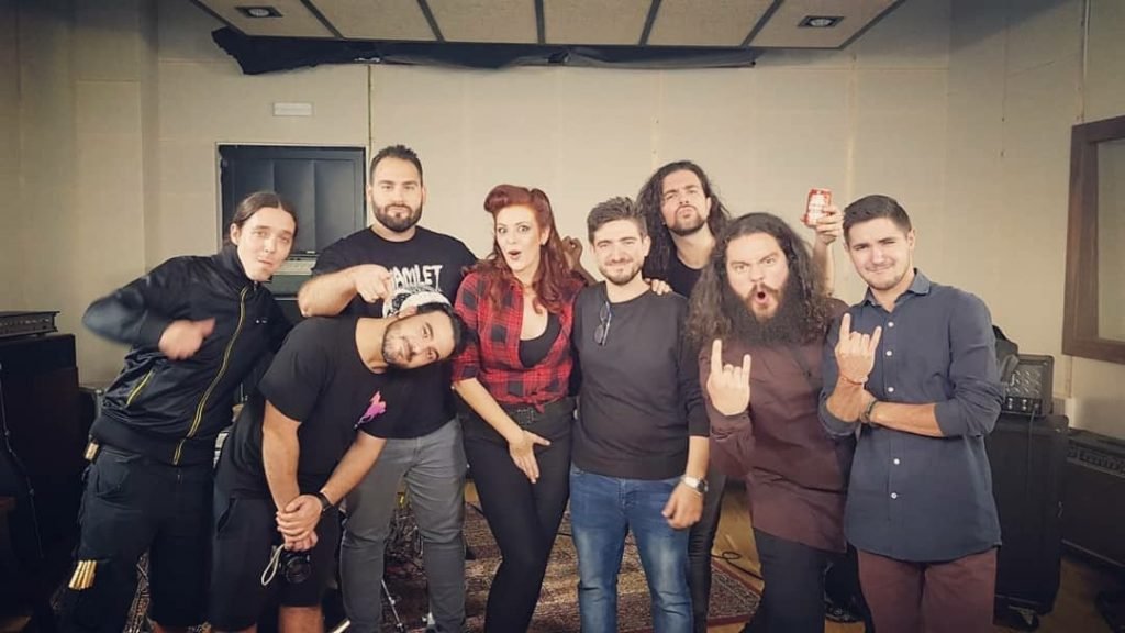 Grupo de personas en un estudio de grabación en madrid, posando y luciendo felices.