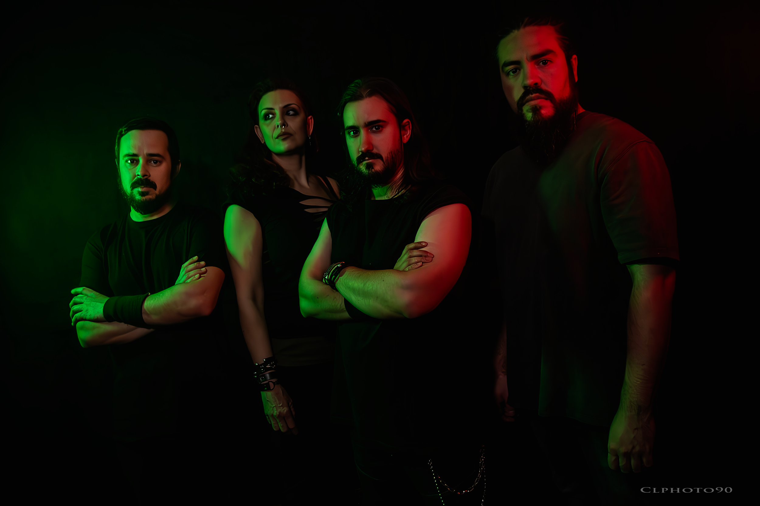 Grupo de cinco musicos de la banda de Metal moderno, groove metal, metalcore y deathcore Rabia Perez en un fondo oscuro, con iluminación verde y roja, posando con expresión seria en Madrid.