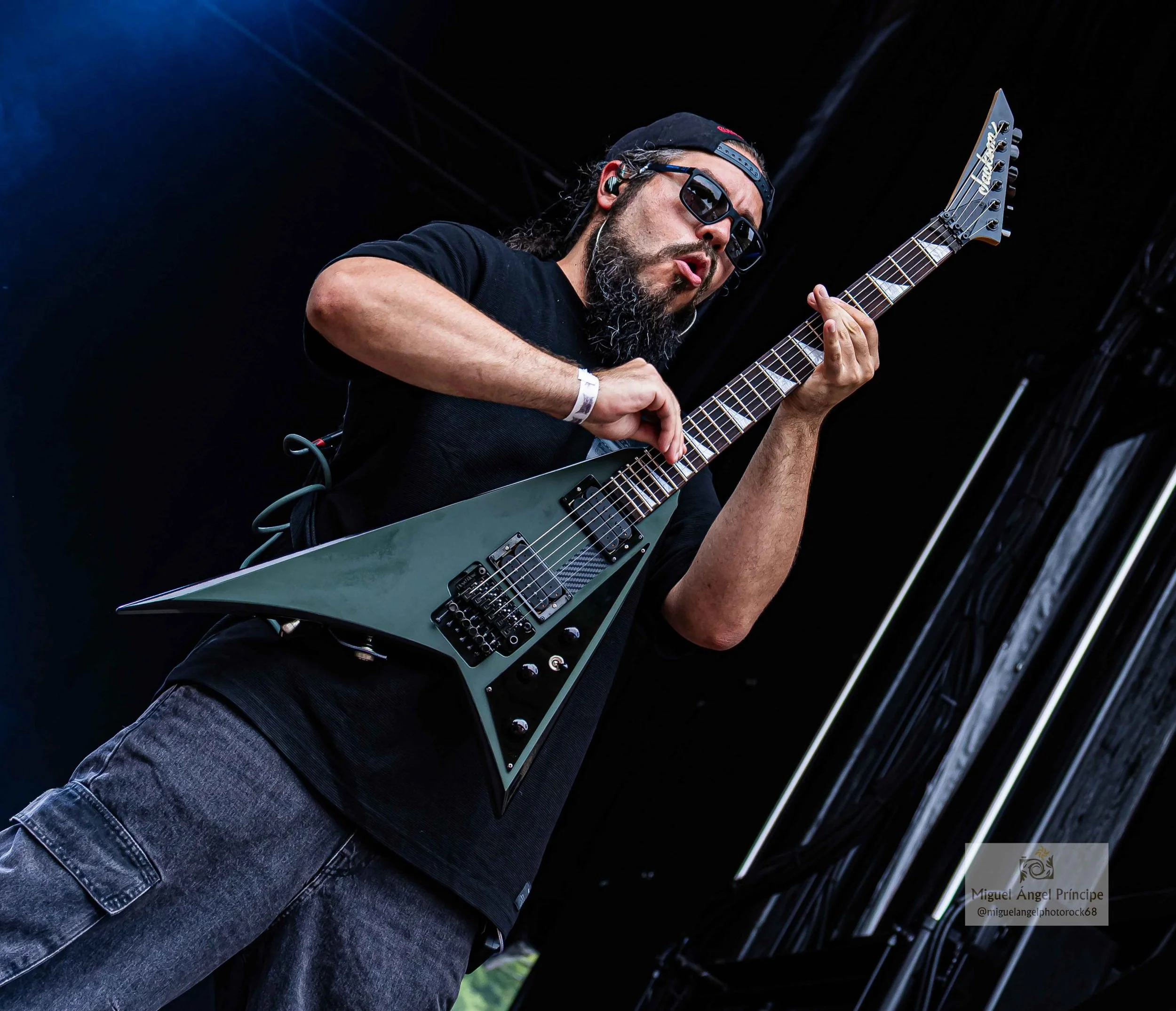 Hombre fundador de la banda de Metal moderno, groove metal, metalcore y deathcore de Madrid tocando una guitarra eléctrica Jackson en un escenario durante un concierto.