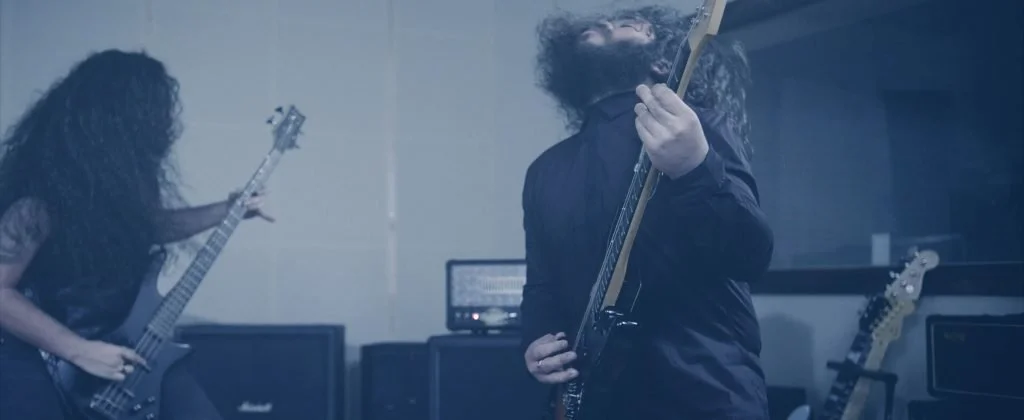 Dos personas tocando guitarras eléctricas en un estudio de grabación. Madrid. Metalcore, metal moderno, groove metal y deathcore.