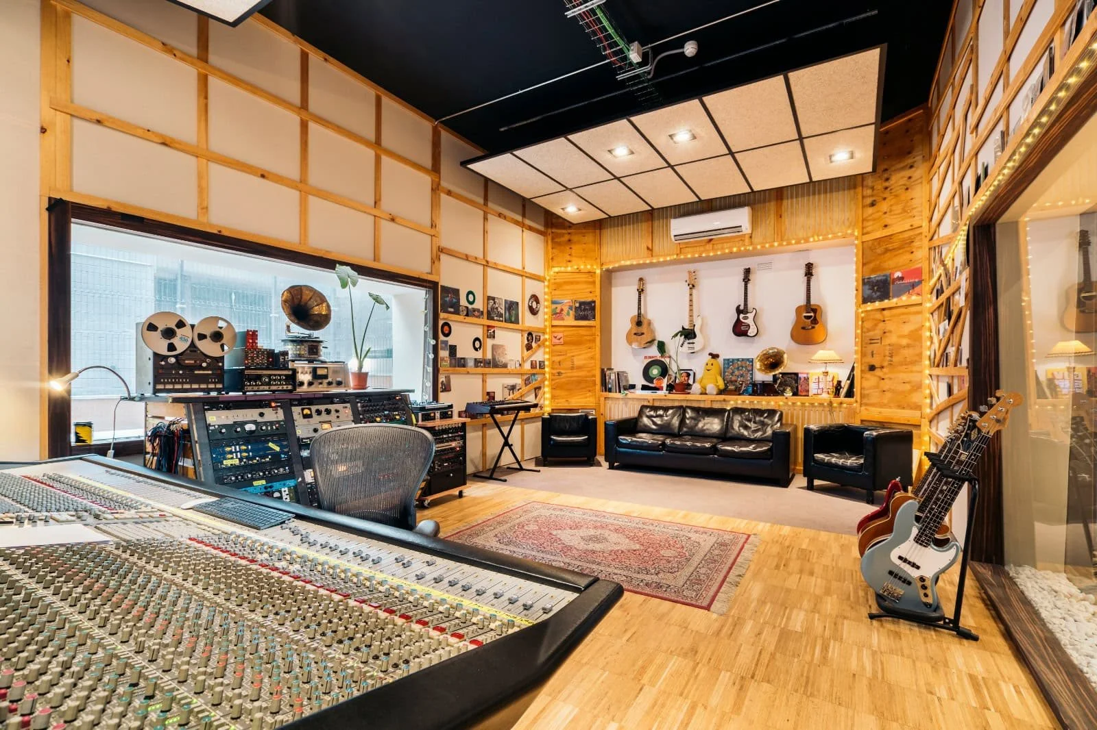 Madrid. Metal moderno, metalcore, Groove metal y deathcore. Habitación de estudio de música con instrumentos, equipo de grabación y paredes de madera.