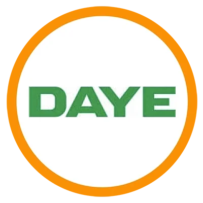 Imagen con el texto 'DAYE' en letras verdes dentro de un círculo blanco, rodeado por un borde naranja en línea pixelada.