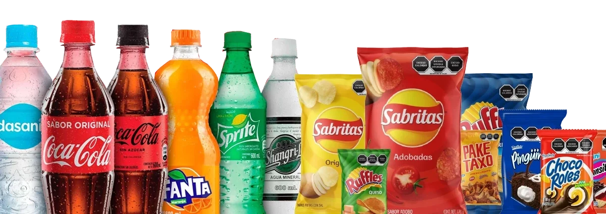 Variedad de botellas de refresco y bolsas de snacks en una mesa.