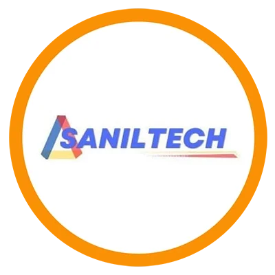 Logotipo de Saniltech con letras azules y un diseño de triángulo en el lado izquierdo, sobre un fondo blanco y un borde anaranjado.