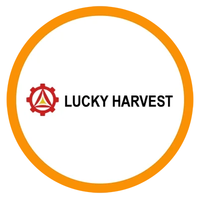 Logotipo con un engranaje rojo y una tienda de campaña amarilla en el centro, acompañada del texto 'LUCKY HARVEST'.