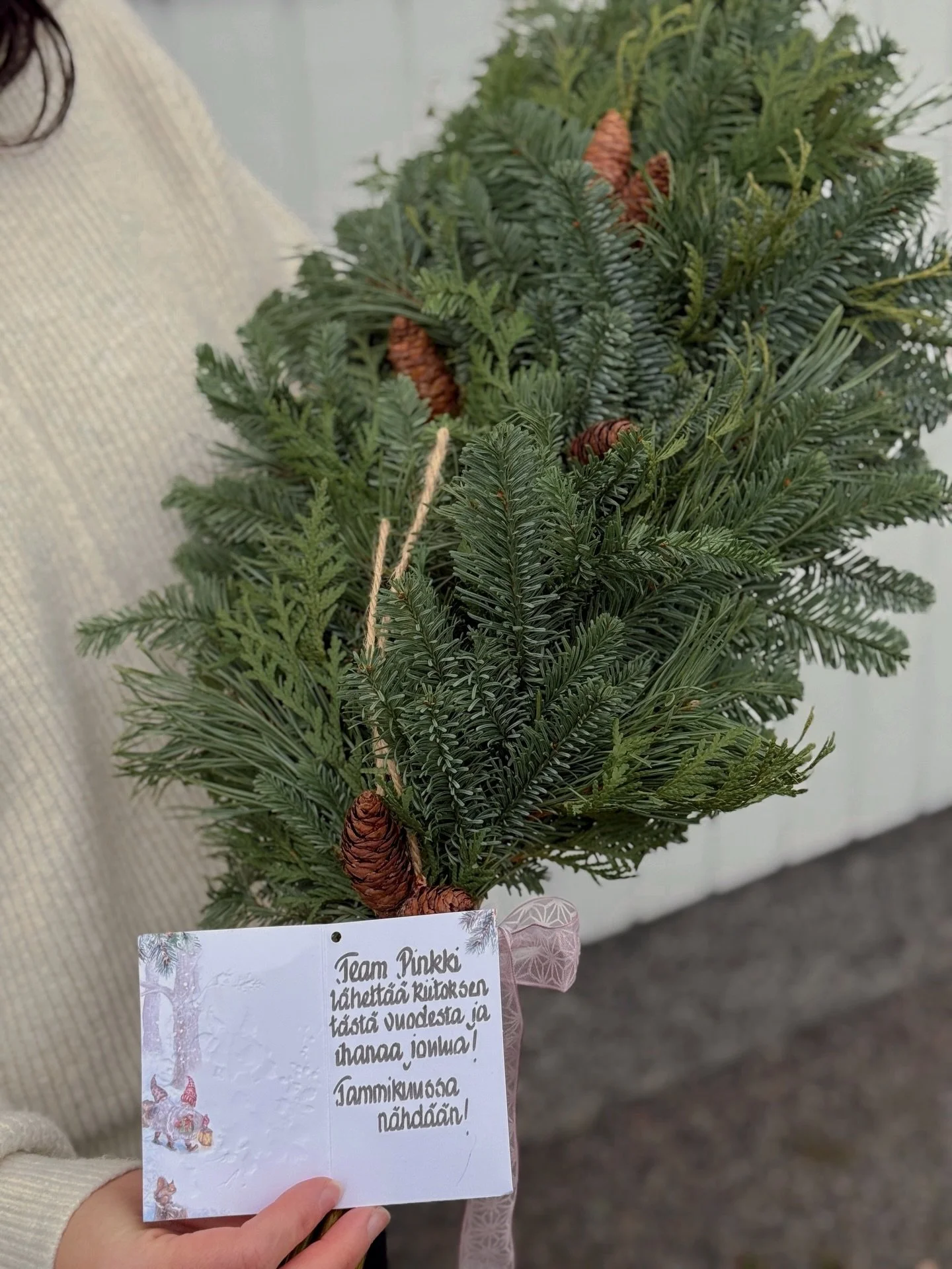 Vau, mik&auml; ihana yll&auml;tys! 🥹
Havuntuoksuinen kukkal&auml;hetys toi joulun mukanaan ja l&auml;mmitti mielt&auml; todella paljon. Kiitos syd&auml;men pohjasta, Team Pink &ndash; ootte huippuja 💗🌲✨